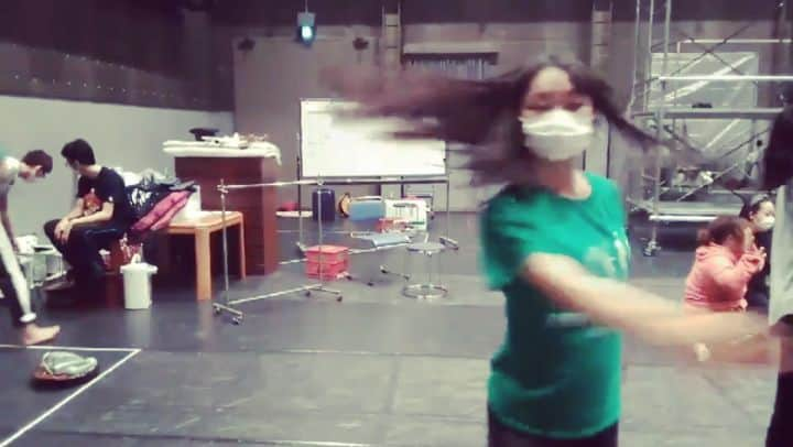 鈴木みほのインスタグラム：「Just some very rough spins for fun at the break🛸👾 I've forgotten about this but...3 years ago,  we were wearing masks at a rehearsal in Tokyo. Oh yes, we were very cautious not to catch the flu soon before our precious theater play with 700 people in the audience waiting for us each time. Actually I've done this so many times in Tokyo, and I'm kind of used to dancing with a mask... I bumped into the camera but it's not because of the mask😂 リハの休憩、ふざけて雑に回ってました🛸😁👾 3年前もマスクしてた。グローブ座での公演を前に一人でもインフルにかかったら大変だもんね。めんどいとか、邪魔だとかより、大切なものを優先しようという日本のそうゆう感覚が素晴らしいとひしひし感じる💓 カメラにぶつかってるけどね😂  .  #theater #theglobetokyo #tokyo #play #rehearsal #mask #fluseason #2017 #spin #ballo #actor #actress #japan #舞台#舞台稽古 #休憩 #回って #回る #東京グローブ座 #グローブ座 #マスク #舞台裏 #稽古場」