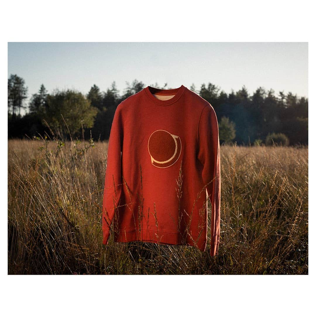 フォークさんのインスタグラム写真 - (フォークInstagram)「Real red sweat, from our new ALL GOOD collection, with appliqué embroidered crest. Sustainable production, classic style.  #allgood #folkclothing #ethicalproduction #buylessbuybetter」11月14日 0時56分 - folkclothing