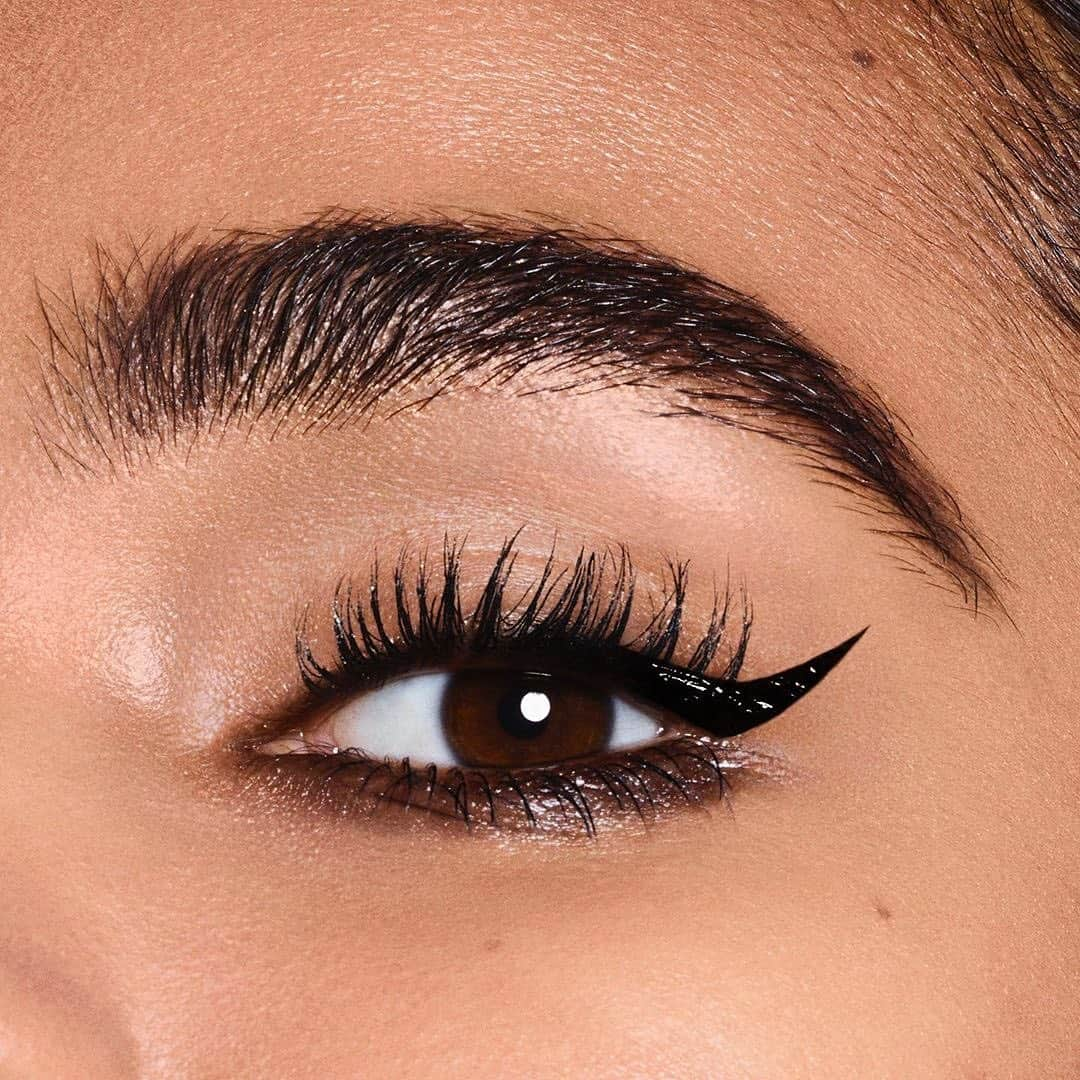 Revlonさんのインスタグラム写真 - (RevlonInstagram)「Unapologetically fierce 👁  #sorrynotsorry  Get the most with the least using #RevlonSoFierce Vinyl Eyeliner in Midnight Mystery (860) + #RevlonSoFierce Mascara   📷: @revlon_uk」11月14日 0時56分 - revlon