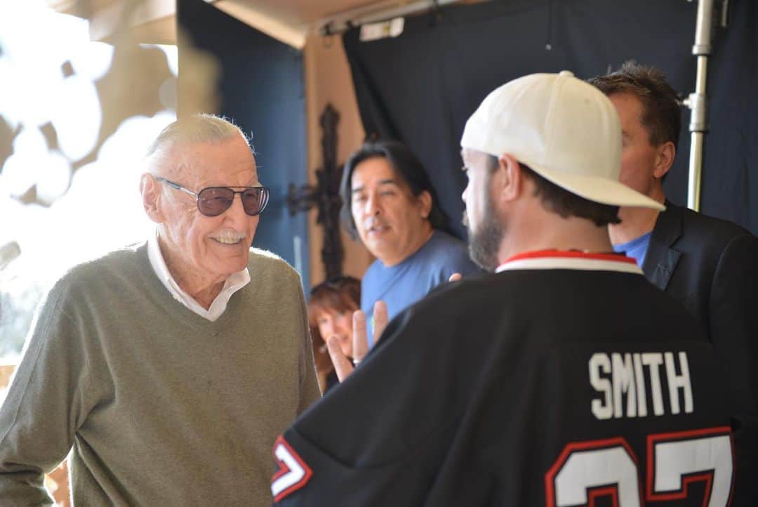 ケヴィン・スミスのインスタグラム：「Yesterday marked 2 years since @therealstanlee crossed the rainbow bridge, called back to wherever heroes rest eternally, after being on loan to Earth for nearly a century. His death was a great loss, but his life was filled with huge wins. These pics were taken at the @legionmofficial shoot, when I interviewed Stan for a VR retrospective of his entire life and career (which is still forthcoming). I remember I was walking to @jaymewes’ house when I got the news from @jordanmonsanto. It was a gut punch on a lot of levels, made worse by the fact that I was scheduled to go see him the following week. I still get glassy-eyed thinking about how lucky I was to not only meet The Man, but also to work with Stan so many times. But even more than that! I got to be a friend. Thanks for everything, True Believer. Miss you much. Excelsior forevermore. #KevinSmith #stanlee #legionm」