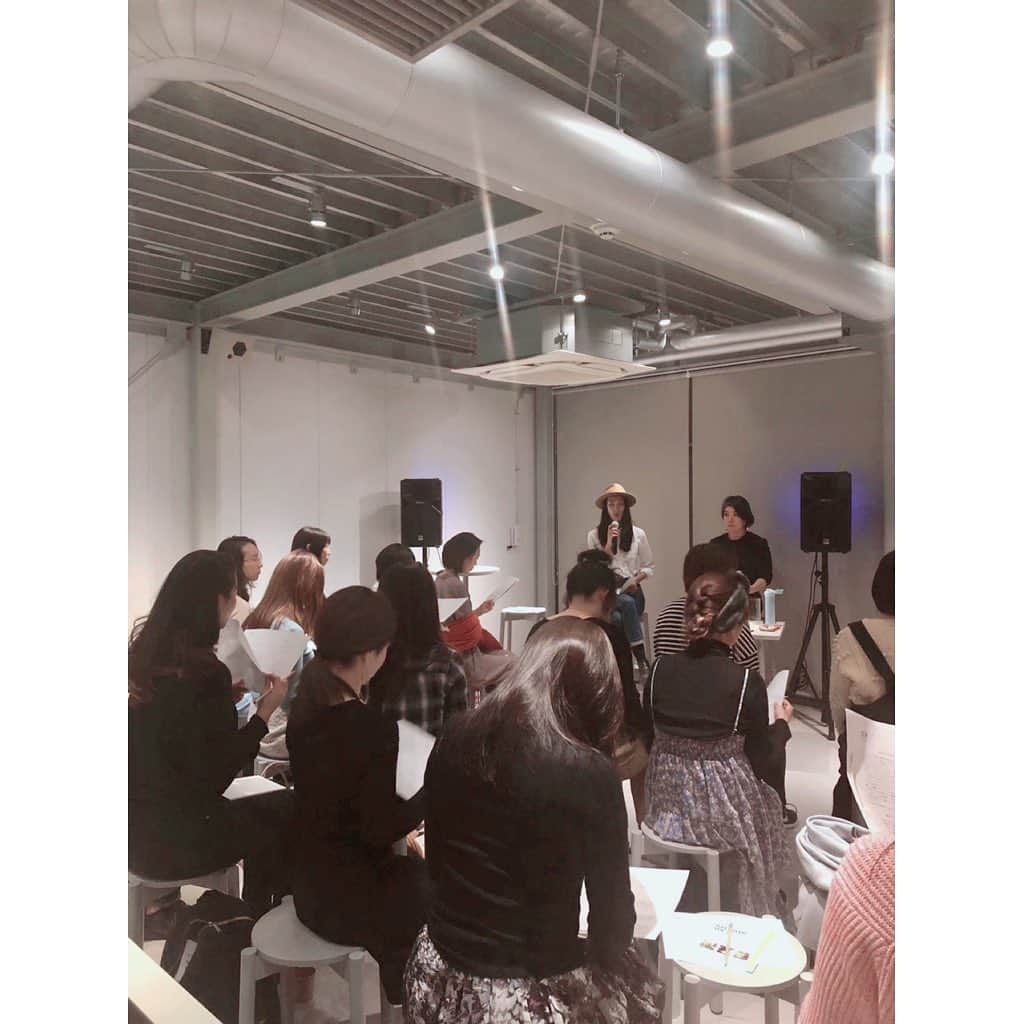 金原杏奈のインスタグラム：「Wellness Workshop in Tokyo 🧘🏻‍♀️💗🌸 ・ 今年の１月に東京で @freakincalm 主催の ウェルネスワークショップに メディテーションティーチャーの ヒコさん (@hikokonami )と参加しました！ アーユルヴェーダで診る、人それぞれの 体質に合わせた瞑想のやり方や マインドフルネスについて、 それから実際にクリスタルを 使ってヒコさんが瞑想をリードしてくれたり リエさん( @leerh )の美味しいご飯もあって みんなと楽しい夜でした✨💫 ウェルカムドリンクに作った ゴールデンラテが好評だったよ🙏🏻🌖」