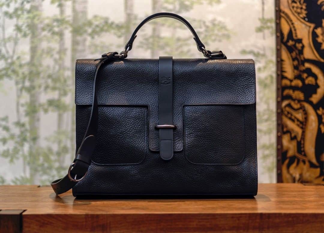 イルビゾンテのインスタグラム：「The classic business briefcase turns stylish and unconventional with new grain cowhide leather. Discover the FW20 gentlemen's collection and how masterfully our craftsmen have naturally tanned the leather and printed its surface to obtain an amazing “tone sur tone” color effect.  ☆ #ilbisonte #mensfashion #briefcase」