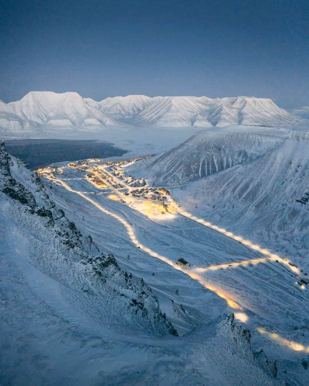 Discover Earthさんのインスタグラム写真 - (Discover EarthInstagram)「Longyearbyen, gate to the Arctic ❄  Longyearbyen is a small coal mining town located on the island of Spitsbergen, in the Norwegian archipelago of Svalbard. This arctic city is known for its view of the Northern Lights and the polar bears it is sometimes possible to observe in this region.  #discovernorway🇳🇴 with @zeppaio   . . . . .  #longyearbyen  #svalbard  #visitsvalbard  #arctic  #travel  #snow  #northpole  #northernlights  #winter  #auroraborealis  #polarbear  #mountains  #adventure  #nature  #glacier  #polar  #explore  #darkseason  #polarnight  #svalbardlife  #travelphotography  #arcticcircle  #norway  #norge  #visitnorway」11月14日 1時00分 - discoverearth