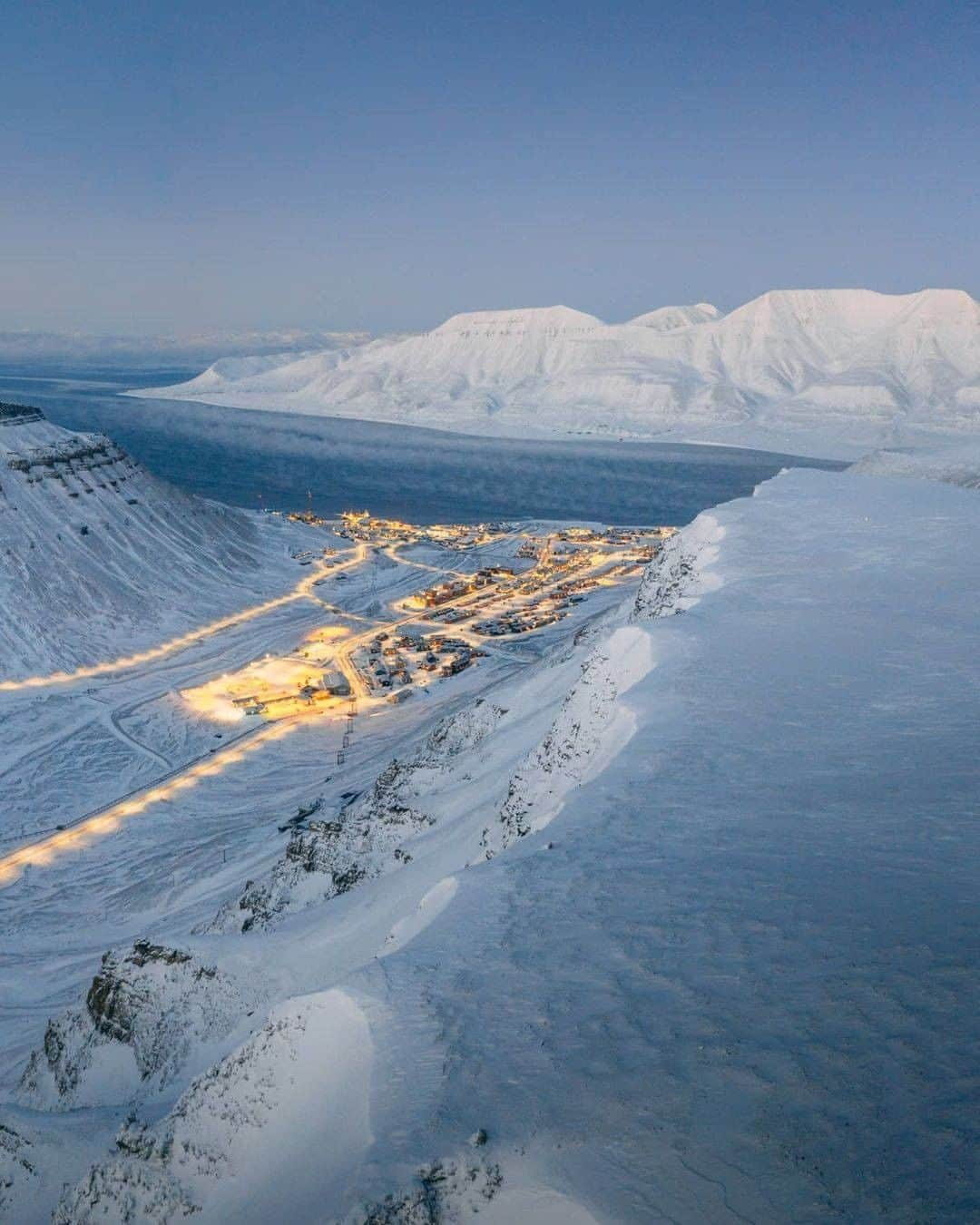 Discover Earthさんのインスタグラム写真 - (Discover EarthInstagram)「Longyearbyen, gate to the Arctic ❄  Longyearbyen is a small coal mining town located on the island of Spitsbergen, in the Norwegian archipelago of Svalbard. This arctic city is known for its view of the Northern Lights and the polar bears it is sometimes possible to observe in this region.  #discovernorway🇳🇴 with @zeppaio   . . . . .  #longyearbyen  #svalbard  #visitsvalbard  #arctic  #travel  #snow  #northpole  #northernlights  #winter  #auroraborealis  #polarbear  #mountains  #adventure  #nature  #glacier  #polar  #explore  #darkseason  #polarnight  #svalbardlife  #travelphotography  #arcticcircle  #norway  #norge  #visitnorway」11月14日 1時00分 - discoverearth