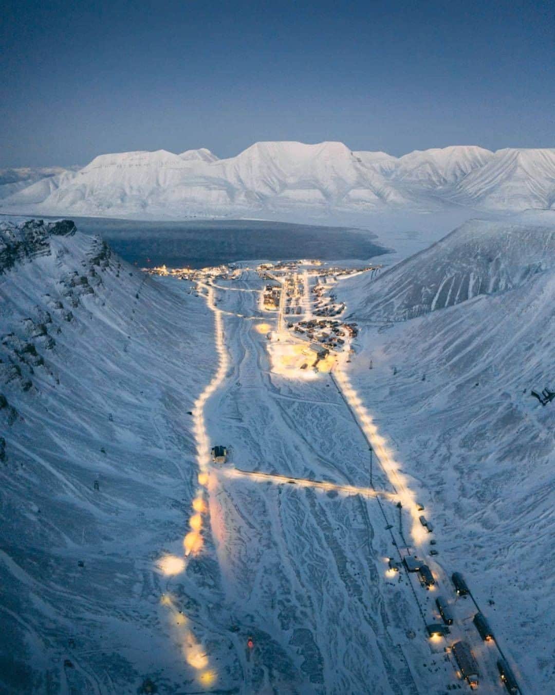 Discover Earthさんのインスタグラム写真 - (Discover EarthInstagram)「Longyearbyen, gate to the Arctic ❄  Longyearbyen is a small coal mining town located on the island of Spitsbergen, in the Norwegian archipelago of Svalbard. This arctic city is known for its view of the Northern Lights and the polar bears it is sometimes possible to observe in this region.  #discovernorway🇳🇴 with @zeppaio   . . . . .  #longyearbyen  #svalbard  #visitsvalbard  #arctic  #travel  #snow  #northpole  #northernlights  #winter  #auroraborealis  #polarbear  #mountains  #adventure  #nature  #glacier  #polar  #explore  #darkseason  #polarnight  #svalbardlife  #travelphotography  #arcticcircle  #norway  #norge  #visitnorway」11月14日 1時00分 - discoverearth