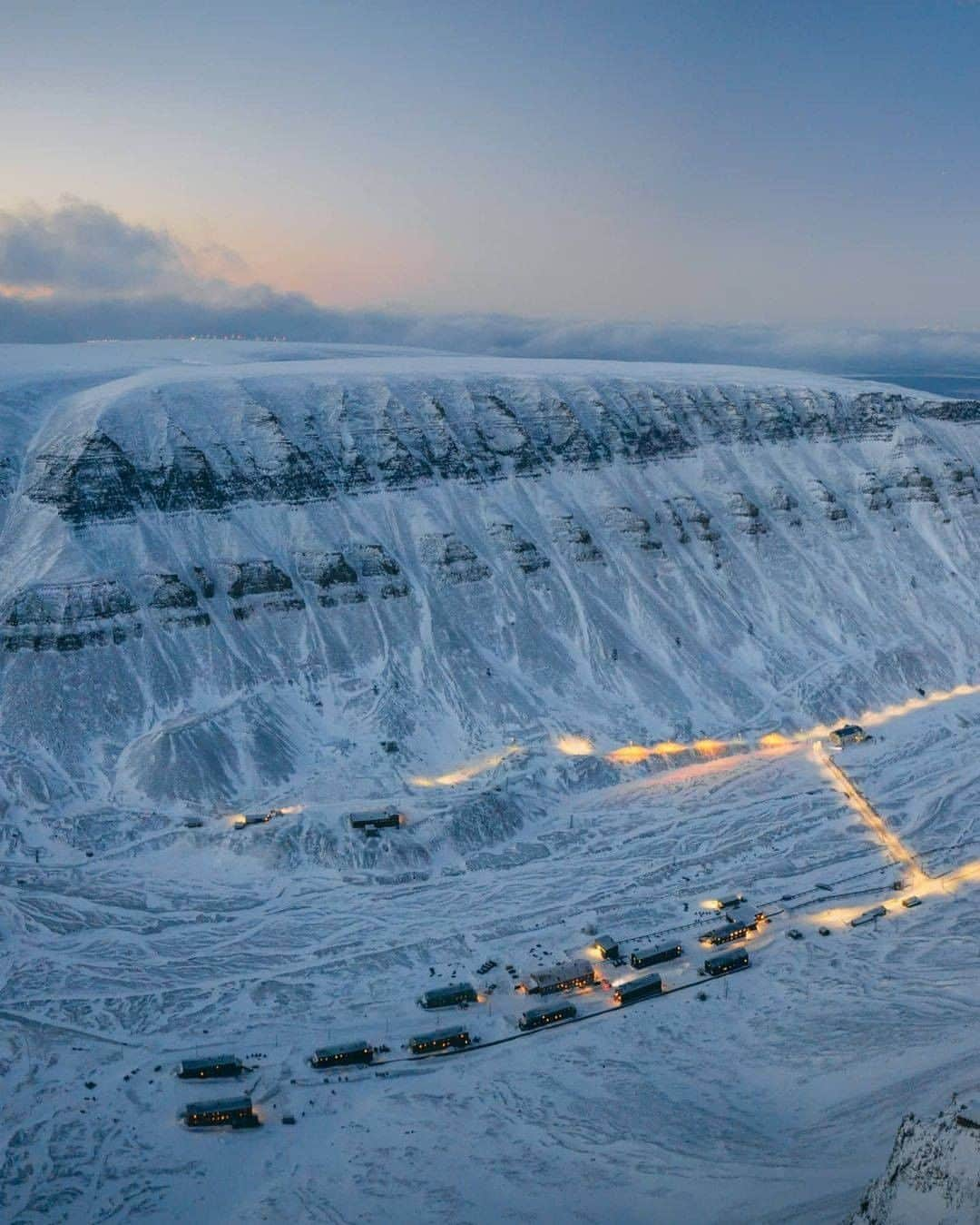 Discover Earthさんのインスタグラム写真 - (Discover EarthInstagram)「Longyearbyen, gate to the Arctic ❄  Longyearbyen is a small coal mining town located on the island of Spitsbergen, in the Norwegian archipelago of Svalbard. This arctic city is known for its view of the Northern Lights and the polar bears it is sometimes possible to observe in this region.  #discovernorway🇳🇴 with @zeppaio   . . . . .  #longyearbyen  #svalbard  #visitsvalbard  #arctic  #travel  #snow  #northpole  #northernlights  #winter  #auroraborealis  #polarbear  #mountains  #adventure  #nature  #glacier  #polar  #explore  #darkseason  #polarnight  #svalbardlife  #travelphotography  #arcticcircle  #norway  #norge  #visitnorway」11月14日 1時00分 - discoverearth