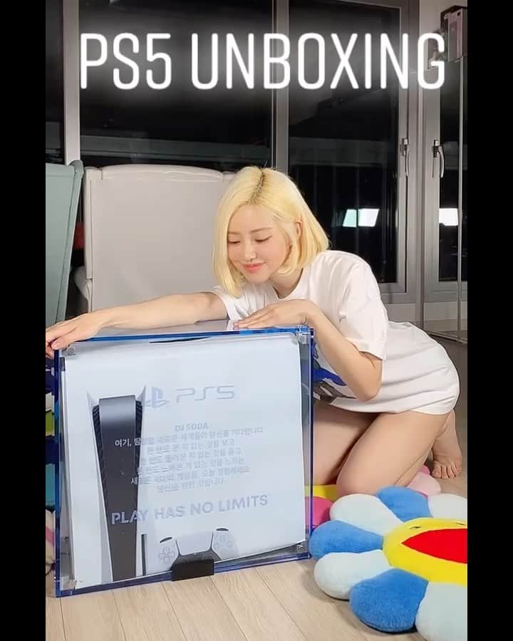 Dj Sodaのインスタグラム：「#플레이스테이션5 언박싱💙 #UNBOXING DAY! 😝 Who's excited to do the #PS5 unboxing with me? Thank you for providing me with the exclusive PS5 gift box! 🎮💙@playstationhk @playstation_korea #PlayHasNoLimits #playstation5」
