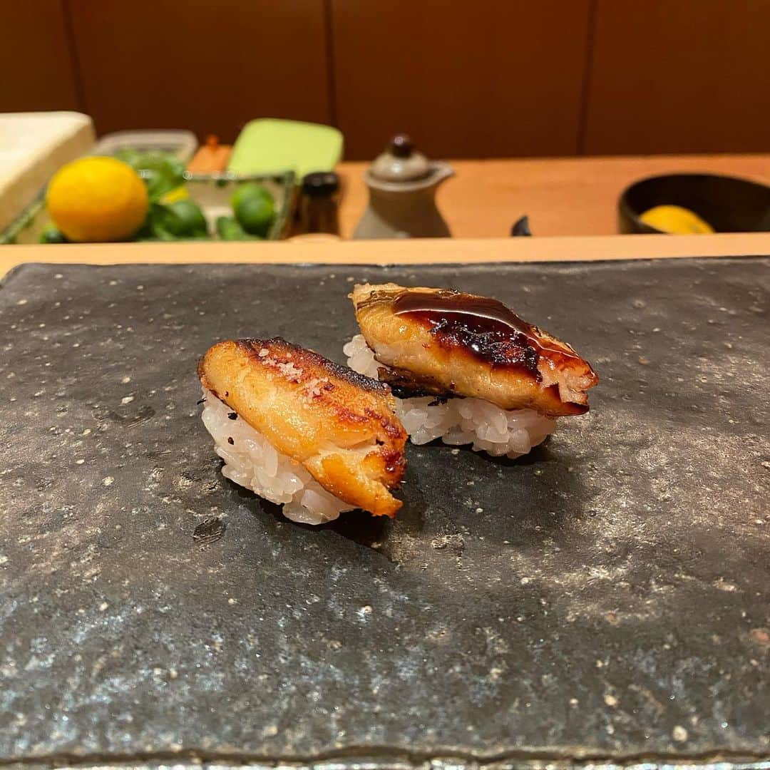 村長（小顔大使）さんのインスタグラム写真 - (村長（小顔大使）Instagram)「鮨ばっかり食べてますねって言われるけど そんな事はありません。 カレーも食べてます🤣w 大地さんの鮨はお腹いっぱい食べても 胃もたれせず最高に美味しいです！ 皆さんのおすすめの鮨屋教えて下さい🍣 #鮨大地」11月14日 1時02分 - soncho12