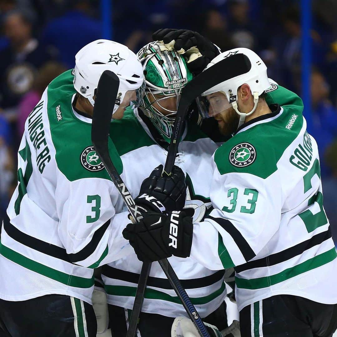 ダラス・スターズさんのインスタグラム写真 - (ダラス・スターズInstagram)「Always remember: Hug your goalie 🤗」11月14日 1時03分 - dallasstars