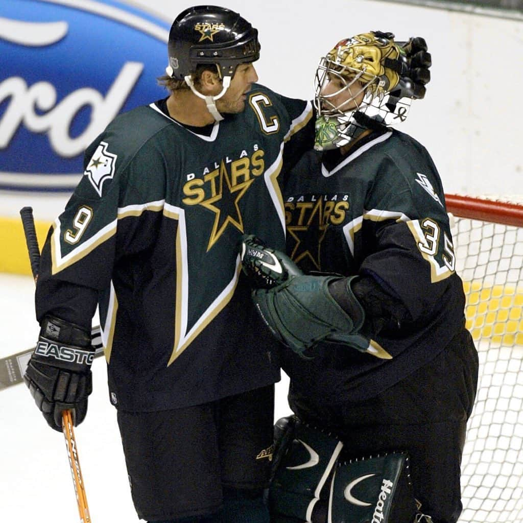 ダラス・スターズさんのインスタグラム写真 - (ダラス・スターズInstagram)「Always remember: Hug your goalie 🤗」11月14日 1時03分 - dallasstars