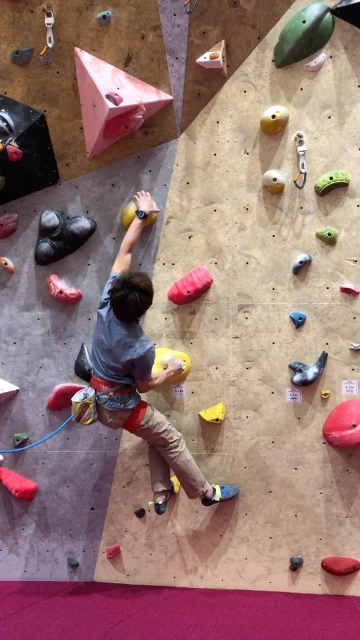のインスタグラム：「@climbinggym_rocklands  今週レッスンでデモした時の動画です🌈持久系でセットした課題で後半のカンテに出るあたりから少し複雑になります✨最後のクリップまで気が抜けない1本！ 繰り返しトレーニングで登るのもオススメです👍  今月の単発レッスンは終了。来月のスケジュールは来週月曜募集開始予定になります😊 @raffinee_orientalbio @mammut_japan @camp1889  #climbing #enjoy #ロックランズ葛西 #ヒデスク」