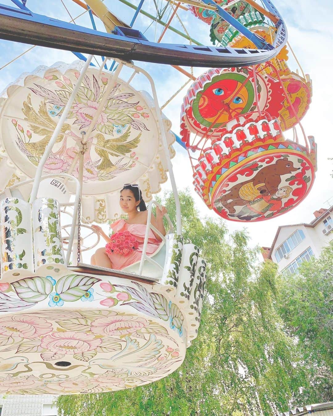 Laraのインスタグラム：「Hand painted Ferris wheel 🤍🎡 #19century  #vintage #🎡 . .  Russia #🇷🇺 . .  ハンドペイントの ビンテージ  #観覧車🎡 . . #ロシア #サラトフ #2019年9月」