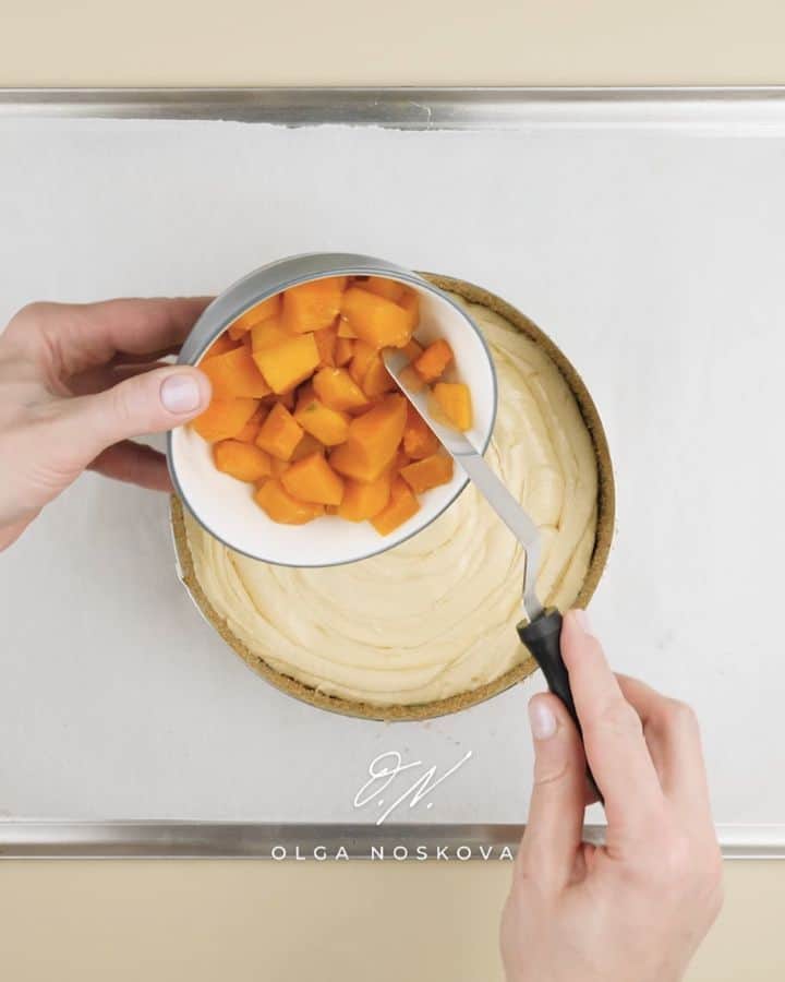オリガ・ノスコワのインスタグラム：「Your Thanksgiving Pumpkin Pie Recipe. . I bet this year has been quite different, and I want to help make your Thanksgiving special. This Day I want you to try a new recipe of pumpkin pie with ice cream! . It’s delicious as it sounds! I truly believe you want to make it every weekend and spoil your loved ones! . I am so curious to see the results and absolutely want you to share with my and tag @olganoskovaa. I promise to give a chance to be featured in my stories😉 . You have an exciting culinary journey!👩🏼‍🍳. . Download your Thanksgiving Pumpkin Pie Recipe. Link in bio😉」