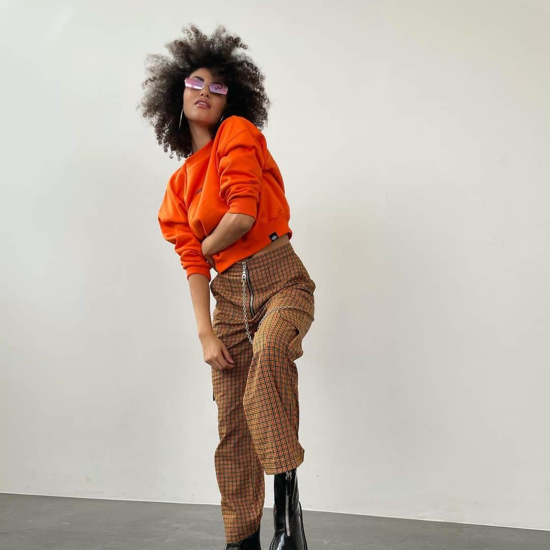 Julianna Townsendさんのインスタグラム写真 - (Julianna TownsendInstagram)「Don‘t you think it’s a Little old school thinking everyone should be like you 〰️🔸 #diversity#style#afro  Styled by @yana_vanessa  *unpaid ad」11月14日 1時10分 - julianna