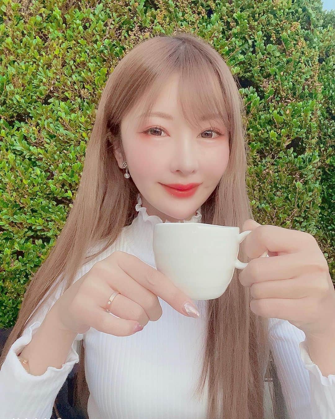 のインスタグラム：「金曜日❤️仕事終わりにお台場✨ ここのテラスはすずめがたくさんいて癒される🕊 #お台場 #お台場カフェ #レインボーブリッジ #ヒルトン東京お台場」