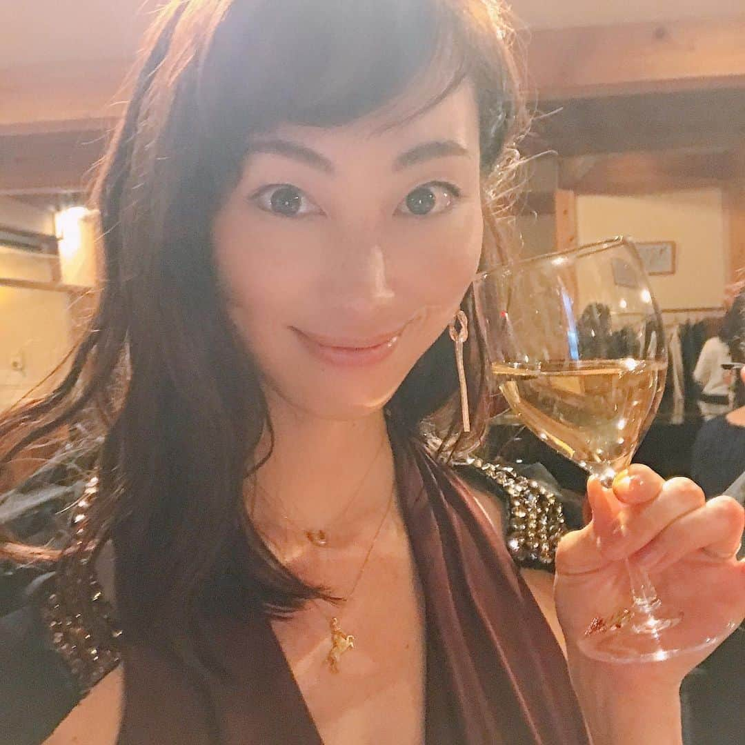 佐藤康恵のインスタグラム：「12月5日に舞台をやります。（観にきたい方はメッセージください。） 今日は告知も兼ねて、📕朗読劇と歌を歌いました🎵  美味しいお食事をいただき、素敵な時間でした💖   やっぱり、ライブって最高です！ 生でお客様に見ていただき、届ける。 今日の日をありがとう😊    Good  night☆彡  💖💖💖 佐藤康恵音楽配信はコチラから🔽 https://big-up.style/E9iLo640Kb 💖💖💖  #rose #ysjewel #yasuesato #佐藤康恵 #japanesemodel #japaneseactress #singer #歌手 #女優 #モデル #youtuber #曲リリース #mama #二児の母 #spotify #サンシャインアワーズ #sunshinehours」