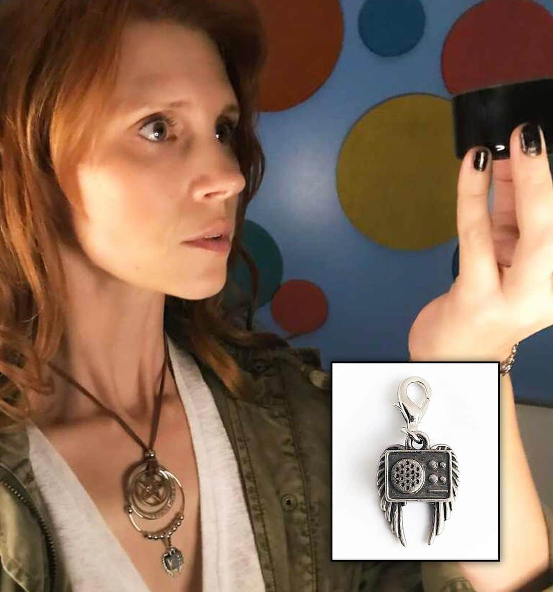 ジュリー・マクニヴンのインスタグラム：「Angel Alexa? Nah, I'll just stick with good old-fashioned Angel Radio, thanks. There are still some charms left over at @shopstands! Every charm purchase helps benefit @kif1a and the amazing work they're doing to find a cure.」