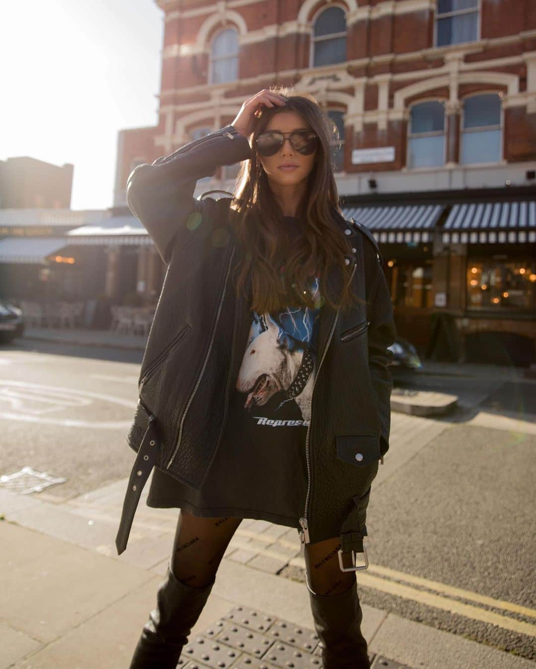 エレノア・カルダーさんのインスタグラム写真 - (エレノア・カルダーInstagram)「A rare sighting... me in south west London 👀 (the @raeyofficial leather however, not so rare as I appear to live in it now)」11月14日 1時21分 - eleanorcalder