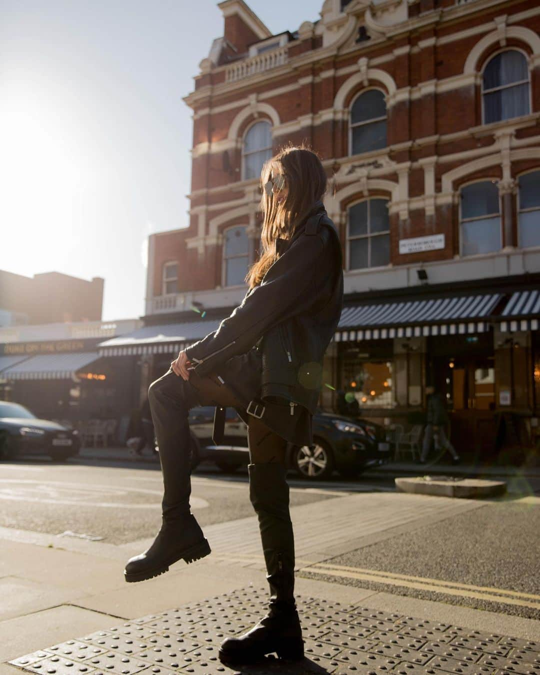 エレノア・カルダーさんのインスタグラム写真 - (エレノア・カルダーInstagram)「A rare sighting... me in south west London 👀 (the @raeyofficial leather however, not so rare as I appear to live in it now)」11月14日 1時21分 - eleanorcalder