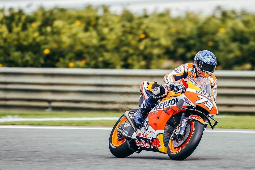 レプソル・ホンダのインスタグラム：「Oranges anyone? 🍊🍊🍊」