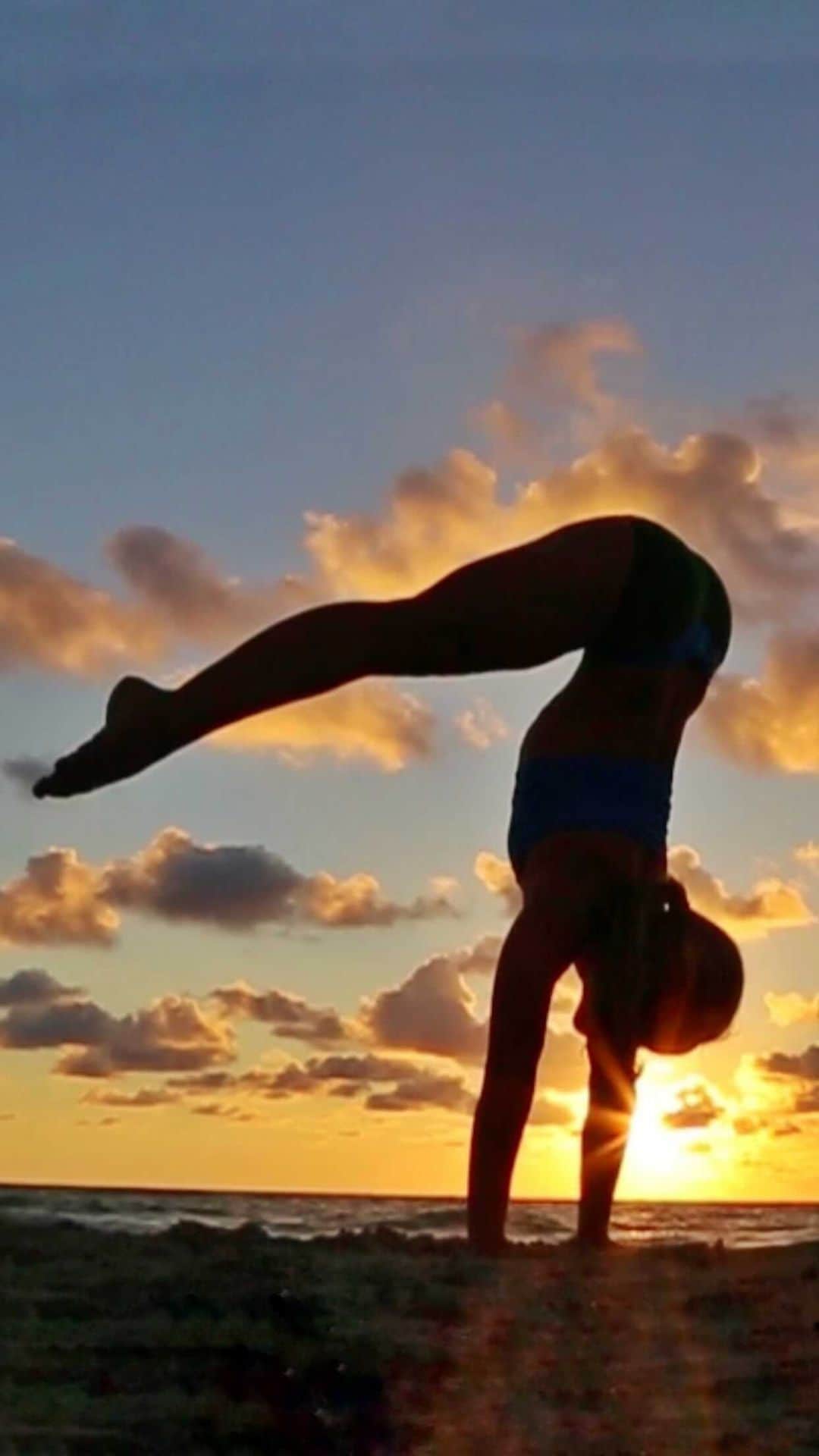 キノ・マクレガ―のインスタグラム：「Sunrise is magical, almost miraculous.  _ This is an old video from 8 years ago for #flashbackfriday 💕My handstand technique has improved but the sunrise is the same.  _ I’m in Michigan this weekend teaching @yogashala313  _ Next weekend I’ll be in Tampa @bellapranayoga  _ Working on setting up a retreat in January on the island of Dominican Republic. Would you want to join? _ Find me online Wednesday’s at 1 pm only on @omstarsofficial  #yoga #handstand #yogapractice #kinoyoga #miamiyoga #yogi #omstars  🙏💕」
