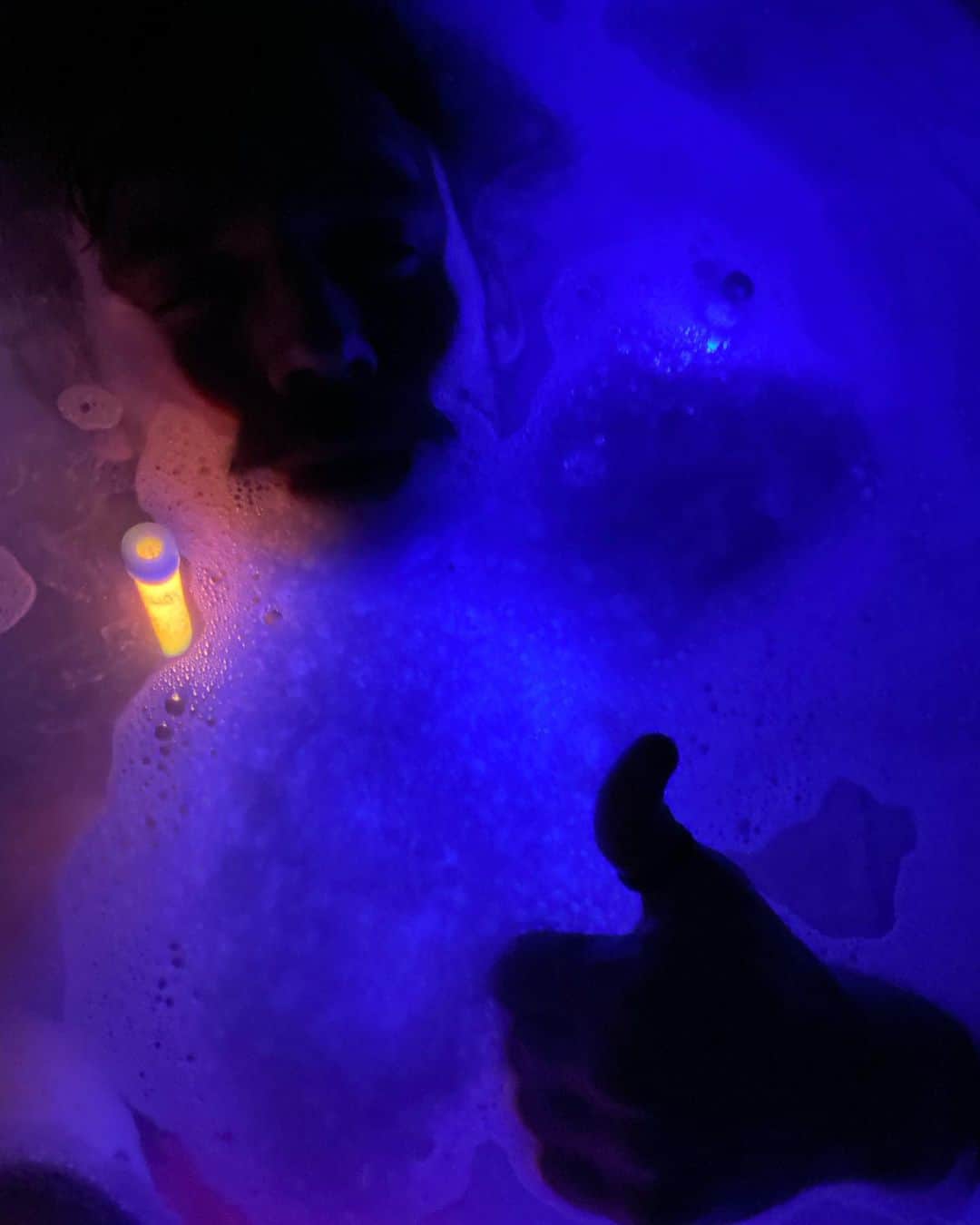 サム・クラフリンのインスタグラム：「Friday night rave in the bath #foamparty」