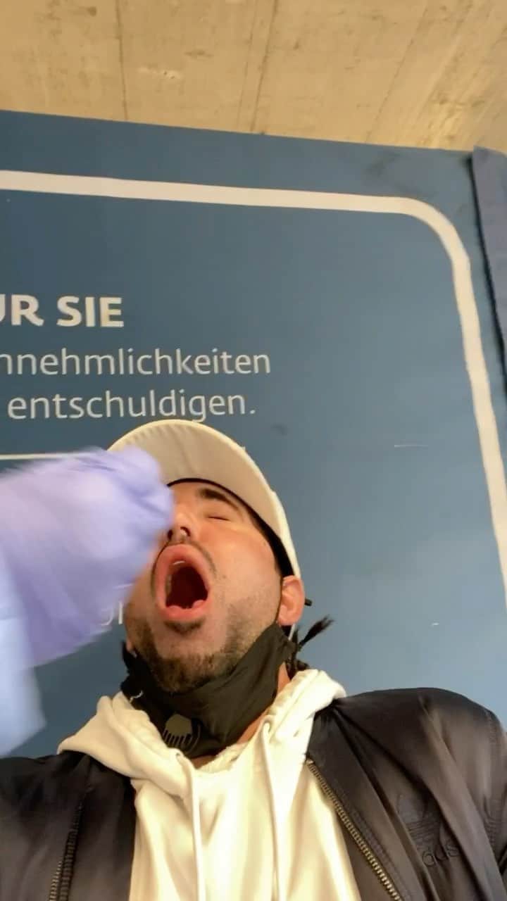 ショーン・ガルニエのインスタグラム：「I WAS NOT EADY FOR THAT ONE 😂😂😂did you know covid test was from mouth sometimes ???」