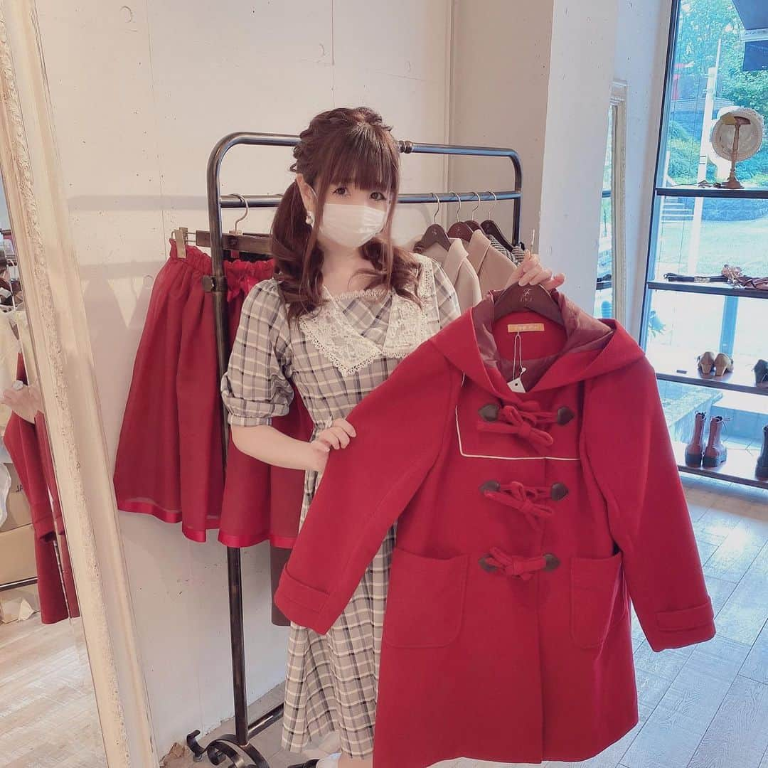 伊藤芽衣さんのインスタグラム写真 - (伊藤芽衣Instagram)「きのうは﻿ ちょっぴりだけ﻿ カワスタを早上がり﻿ させてもらって。﻿ ﻿ F i.n.t ﻿ （@fi.n.t_official ）さま♡﻿ ﻿ 2020年　冬の展示会で﻿ オーダーしていた﻿ お洋服を受け取りに﻿ 行ってきました！﻿ ﻿ ボルドーの﻿ リボンダッフルコート♡﻿ ﻿ 最近急にさむくなったから﻿ はやく着たいな♡と﻿ 思っていたので﻿ とてもうれしい♡﻿ ﻿ また着用したら﻿ お写真あっぷします…♡﻿ ﻿ #fint #ananotherangelus ﻿ #フィント #アンジェラス ﻿ #fashion #ガーリー #ダッフルコート﻿ #ガーリーコーデ #ヘアアレンジ﻿ #クラシカルコーデ ﻿ #ツインテール #kawaii」11月14日 6時55分 - itoumei