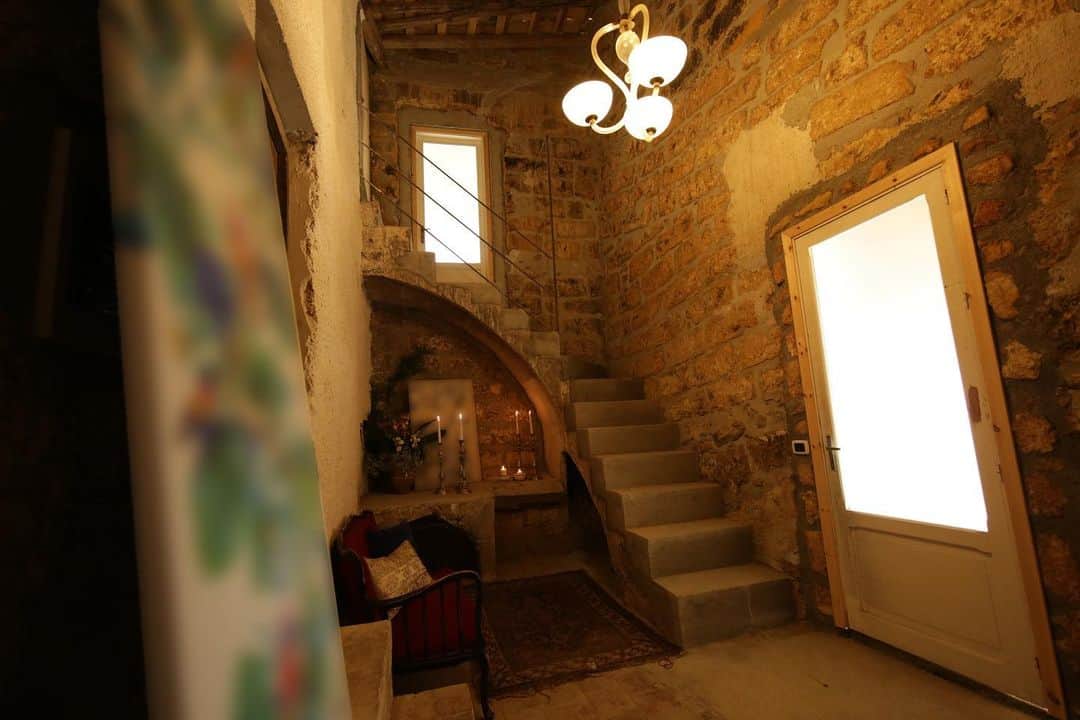 HGTVさんのインスタグラム写真 - (HGTVInstagram)「Who else is ready for tonight’s BIG reveal?! 👋 Swipe to see the progress so far on @braccoabroad’s stunning 200-year-old Sicilian home. 😍 Don’t miss the finale of #MyBigItalianAdventure at 9|8c! 🇮🇹」11月14日 6時55分 - hgtv