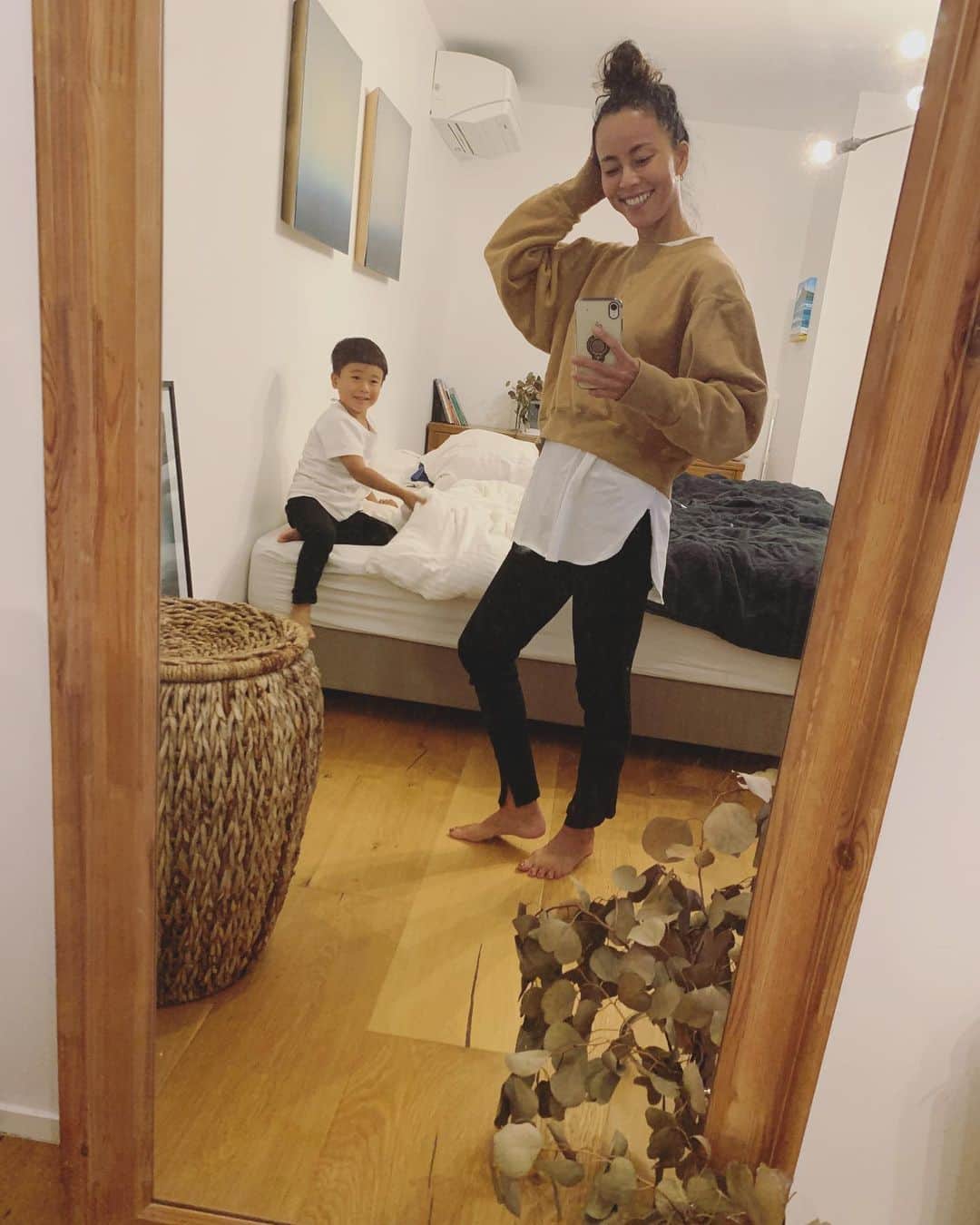 渋木さやかのインスタグラム：「♡♡♡⠀ スエットからペローんって出るコーデがものすごい好きです。ペローんの長さが計算されてるのがいいんだよね~！ ヨガウェアのまま一日いる人は、これで電車も乗れるよ。 (お尻プリッが抵抗ある方🍑)(ヨガインストラクターで着替えることすらめんどくさがり屋さんにも)  ペローんって出てる長袖Tシャツ: @glassysea_official  スエット:  @jonnlynx   後ろのドングリ:  @お菓子ばっか食べて夕飯食べない。 ⠀  #bedroom #interior #yogawear #interiordesign」