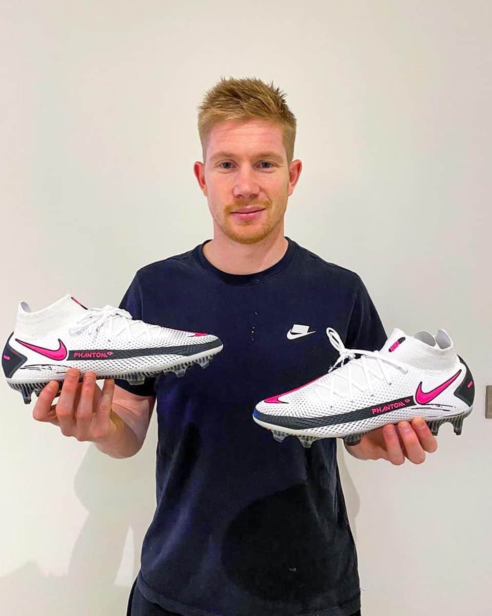 ケヴィン・デ・ブライネのインスタグラム：「GIVEAWAY with @wowhydrate ❗️ WIN signed boots from me ⚽🤩 I want to give 2 people a chance to WIN a framed signed boot from myself and a supply of @wowhydrate protein and electrolyte waters that I drink daily!  TO ENTER: 1⃣ Follow @wowhydrate 2⃣ Like this post 3⃣ Tag 3 friends For a BONUS entry share the post on your story 🤫 Good Luck and #PushIt」