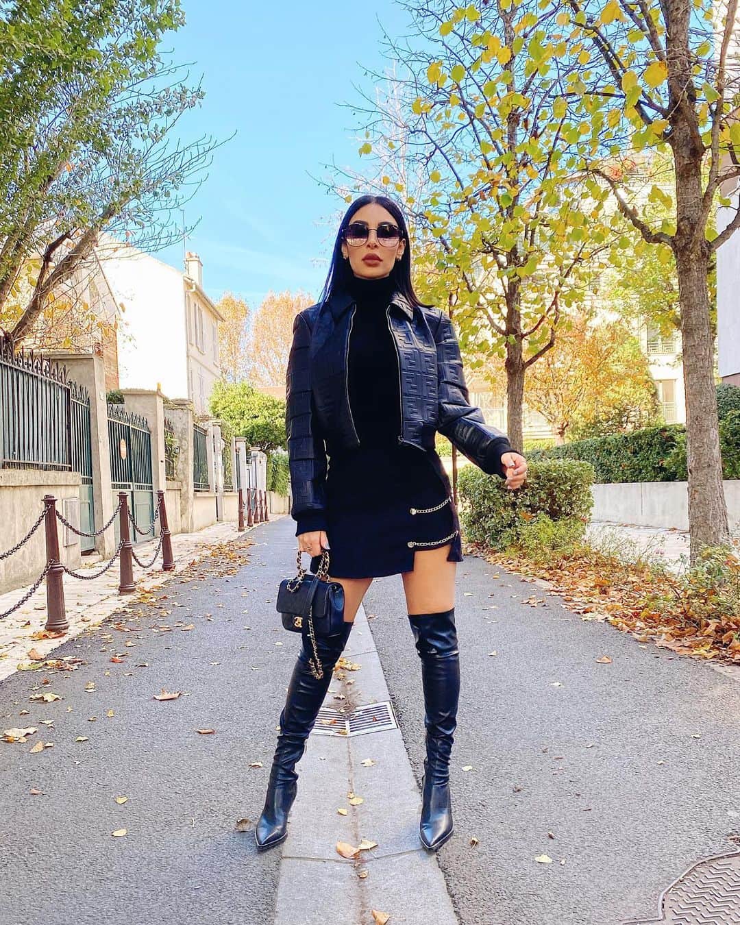 sananasのインスタグラム：「Move bit*h get out the way 🎵🙅🏻‍♀️Mettez ce son de Ludacris pour être dans l’ambiance 😎Ce sont des décisions parfois difficiles à prendre mais il faut apprendre à s’entourer des bonnes personnes. Vous avez déjà eu des gens autour de vous vous répétant sans cesse “Non tu vas jamais y arriver laisse tomber”, “Pourquoi tu fais pas un truc plus simple ?” “T’en fais trop” “Ça te va pas du tout” “Tu vas pas mettre ça quand même ?!” “Tu devrais être plus comme ça” “Tu devrais pas faire ça” “T’as changé” “Sois raisonnable et oublie” “Tu m’emballes trop”  BLA BLA ... Je ne dis pas que ça part toujours d’une mauvaise intention mais quand vous ressentez un poids dans la poitrine et que vous n’osez plus vous livrer à ces personnes c’est que vous ne supportez plus ces mauvaises énergies 🤷🏻‍♀️Option 1 : Tu en discutes pour essayer de comprendre . Option 2 : Tu la sors de ta life !!!!!!! Et tu lui dis MOVE BIT*H ! ✋🏻Quelqu’un qui vous veut du bien, vous épaulera et vous soutiendra dans vos décisions. Si jamais vous tombez elle vous aidera à vous relever. C’est difficile de discerner le conseil qui vous veut du bien de celui qui veut vous nuire mais le cœur est un bon radar (qui prend parfois son temps le con !) 😉N’ayez aucun regret toutes les personnes qui entrent dans votre vie entrent pour une bonne raison croyez-moi 😘 Ne laissez personne vous stopper 🤜🏻🤛🏻 #GoodVibesOnly  PS : Sinon ... Nouvelle vidéo mode en ligne 😜」