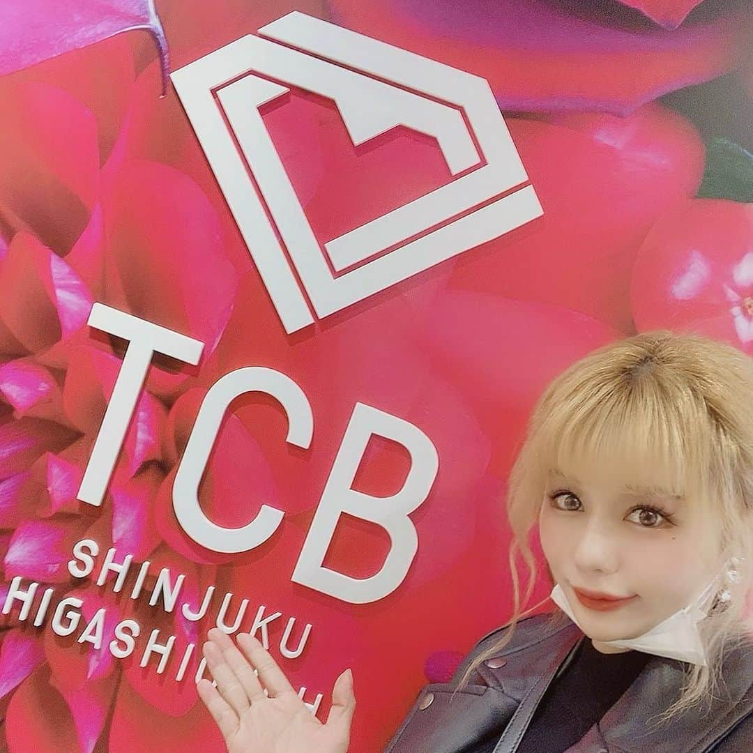 森カノンさんのインスタグラム写真 - (森カノンInstagram)「💎🧖🏻‍♀️ TCB東京中央美容外科東口院さん @tcb_shinjuku_higashiguchi で @tcb_hirai さんにtcb式小顔美肌再生して 頂きました⭐️.☆.｡.:*・° . 術後からリフトアップが 効果抜群で最高！！！ マジで見違えるほどフェイスラインが シュッとしました😳😳😳 まだ少し頬あたりに腫れがあるので また投稿しますね💛 . #リフトアップならTCB東京中央美容外科#新宿東口院#tcb式小顔美肌再生#小顔美肌再生#リフトアップ#pr#新宿#歌舞伎町#美容外科#小顔#原田浩光#笑気麻酔#美容#美容垢#美#美肌#美容整形#整形#整形メイク#糸リフト」11月14日 1時38分 - mkanon211