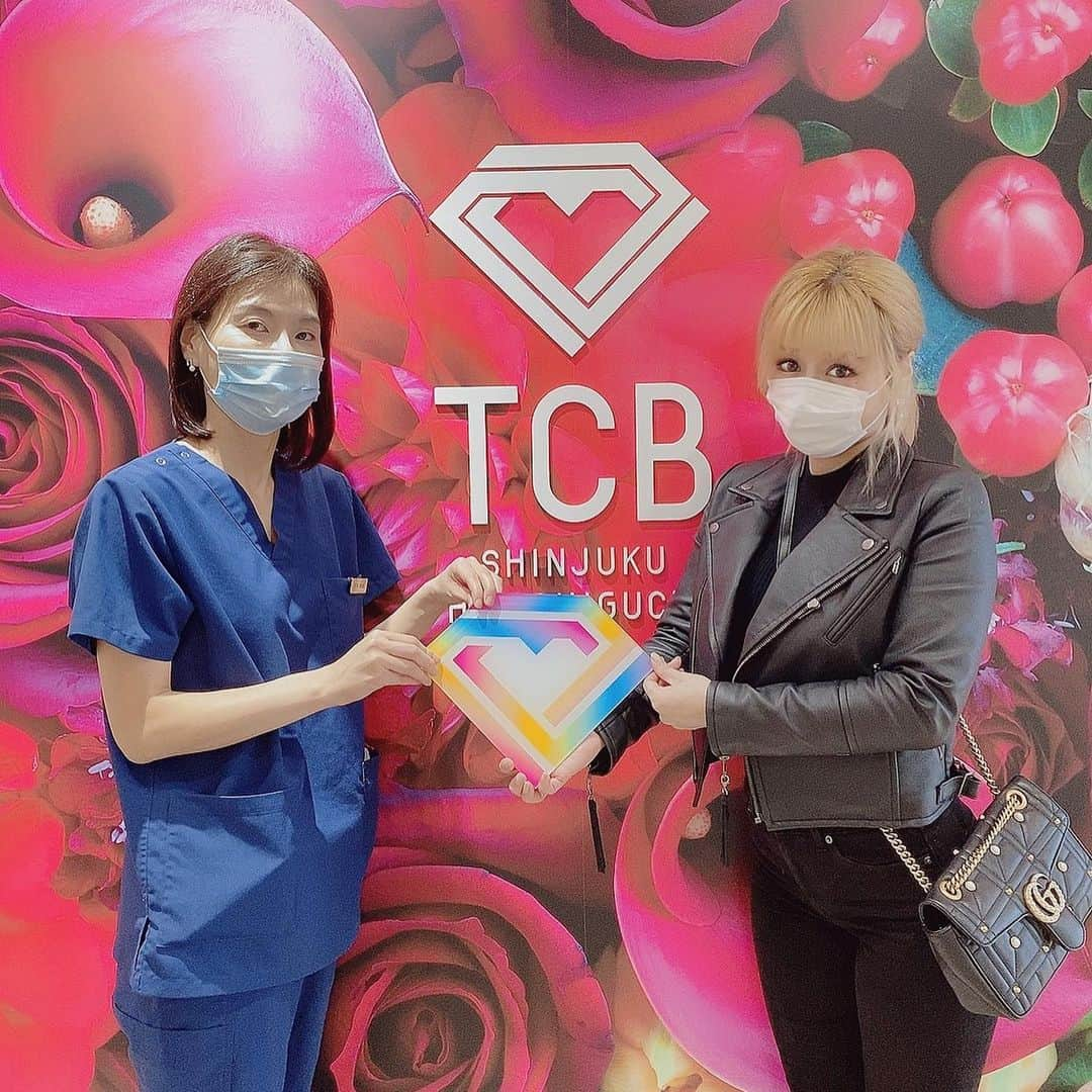 森カノンさんのインスタグラム写真 - (森カノンInstagram)「💎🧖🏻‍♀️ TCB東京中央美容外科東口院さん @tcb_shinjuku_higashiguchi で @tcb_hirai さんにtcb式小顔美肌再生して 頂きました⭐️.☆.｡.:*・° . 術後からリフトアップが 効果抜群で最高！！！ マジで見違えるほどフェイスラインが シュッとしました😳😳😳 まだ少し頬あたりに腫れがあるので また投稿しますね💛 . #リフトアップならTCB東京中央美容外科#新宿東口院#tcb式小顔美肌再生#小顔美肌再生#リフトアップ#pr#新宿#歌舞伎町#美容外科#小顔#原田浩光#笑気麻酔#美容#美容垢#美#美肌#美容整形#整形#整形メイク#糸リフト」11月14日 1時38分 - mkanon211