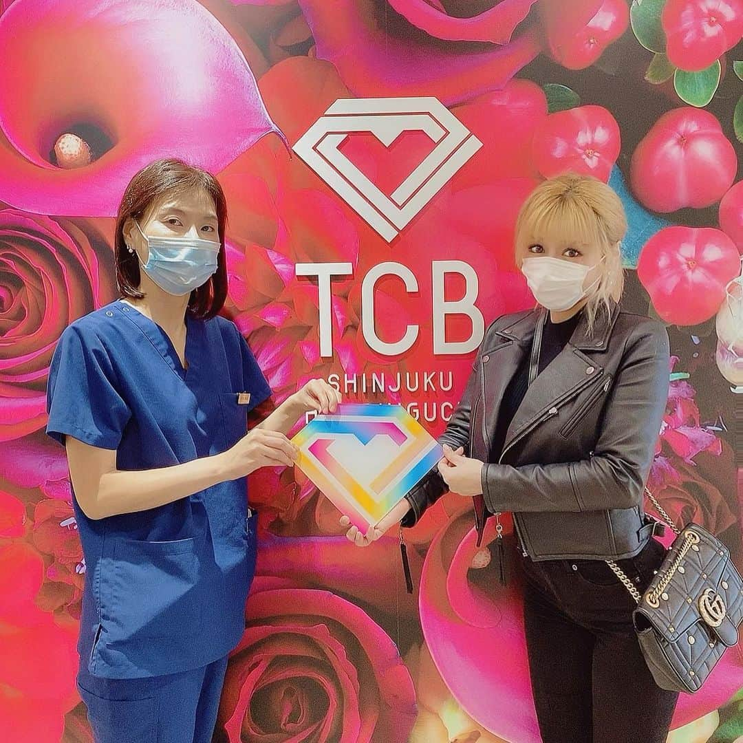 森カノンさんのインスタグラム写真 - (森カノンInstagram)「💎🧖🏻‍♀️ TCB東京中央美容外科東口院さん @tcb_shinjuku_higashiguchi で @tcb_hirai さんにtcb式小顔美肌再生して 頂きました⭐️.☆.｡.:*・° . 術後からリフトアップが 効果抜群で最高！！！ マジで見違えるほどフェイスラインが シュッとしました😳😳😳 まだ少し頬あたりに腫れがあるので また投稿しますね💛 . #リフトアップならTCB東京中央美容外科#新宿東口院#tcb式小顔美肌再生#小顔美肌再生#リフトアップ#pr#新宿#歌舞伎町#美容外科#小顔#原田浩光#笑気麻酔#美容#美容垢#美#美肌#美容整形#整形#整形メイク#糸リフト」11月14日 1時38分 - mkanon211