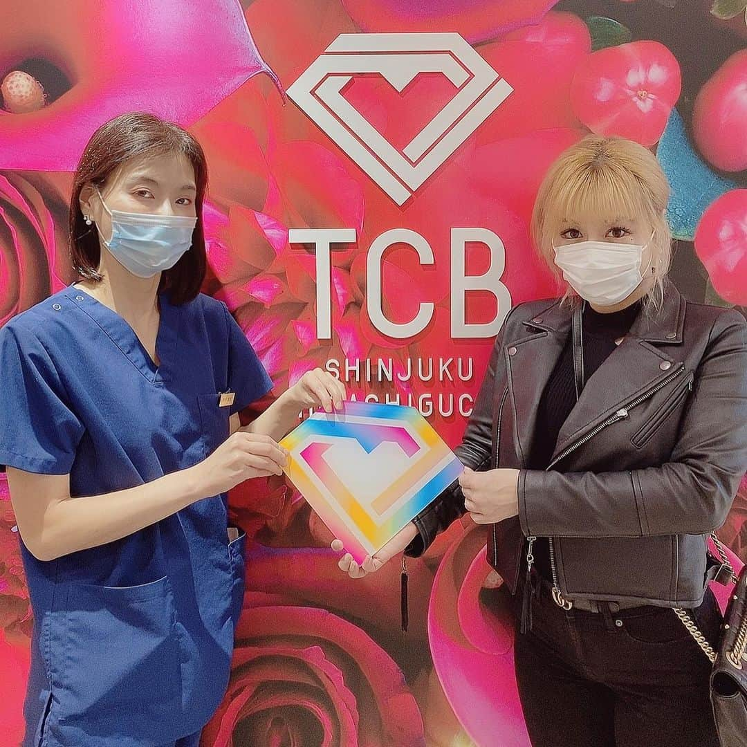 森カノンさんのインスタグラム写真 - (森カノンInstagram)「💎🧖🏻‍♀️ TCB東京中央美容外科東口院さん @tcb_shinjuku_higashiguchi で @tcb_hirai さんにtcb式小顔美肌再生して 頂きました⭐️.☆.｡.:*・° . 術後からリフトアップが 効果抜群で最高！！！ マジで見違えるほどフェイスラインが シュッとしました😳😳😳 まだ少し頬あたりに腫れがあるので また投稿しますね💛 . #リフトアップならTCB東京中央美容外科#新宿東口院#tcb式小顔美肌再生#小顔美肌再生#リフトアップ#pr#新宿#歌舞伎町#美容外科#小顔#原田浩光#笑気麻酔#美容#美容垢#美#美肌#美容整形#整形#整形メイク#糸リフト」11月14日 1時38分 - mkanon211