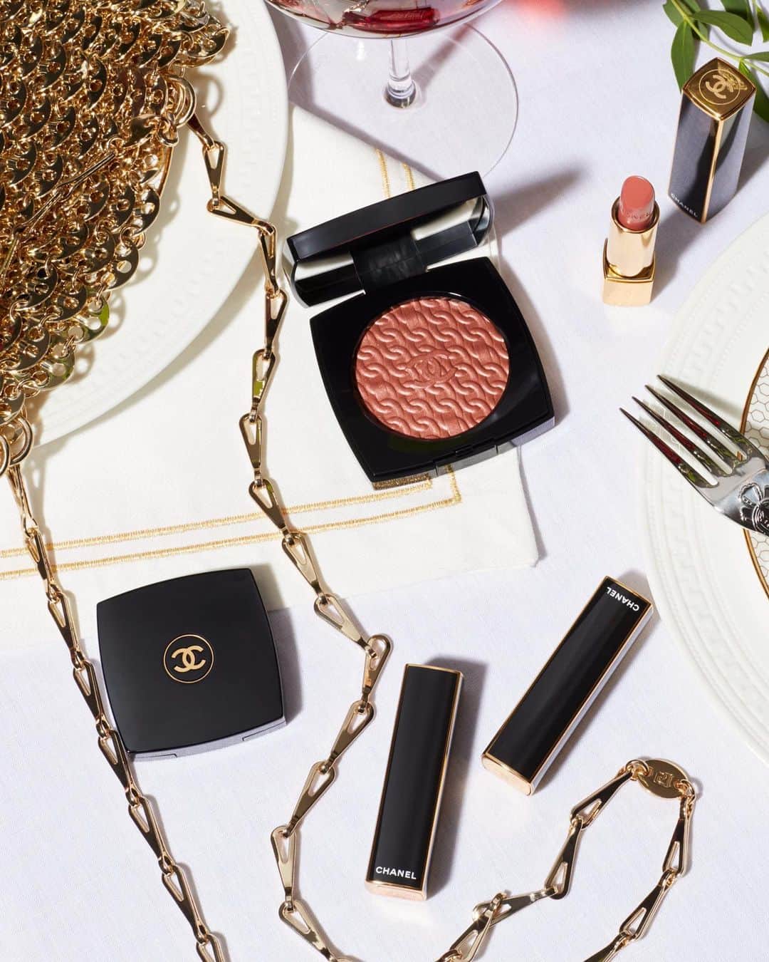 Harrodsのインスタグラム：「Although our festive celebrations are panning out slightly differently this year, we can still set the stage for beauty brilliance care of @CHANEL.Beauty’s holiday collection. Head to @HarrodsBeauty for more fabulous inspiration.   #Harrods #HarrodsFashion #HarrodsBeauty #CHANEL #CHANELBeauty  Shop the store through our remote Personal Shopping service (previously known as Virtual Concierge), or shop online at harrods.com.」