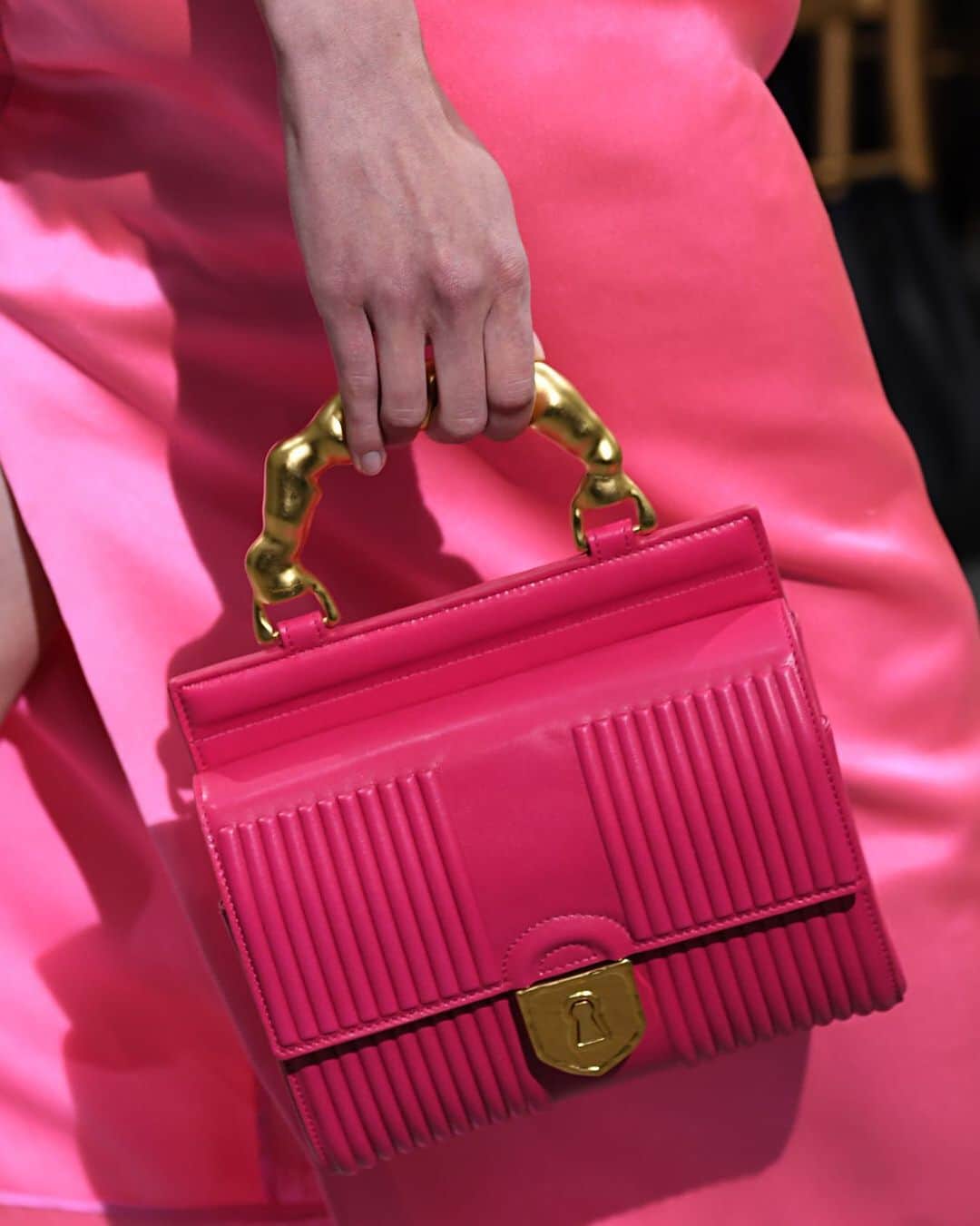 Fashion Weekのインスタグラム：「Good morning to @schiaparelli's signature shocking pink only 💖  Photo by @gettyimages at #PFW haute couture, January 2020.」