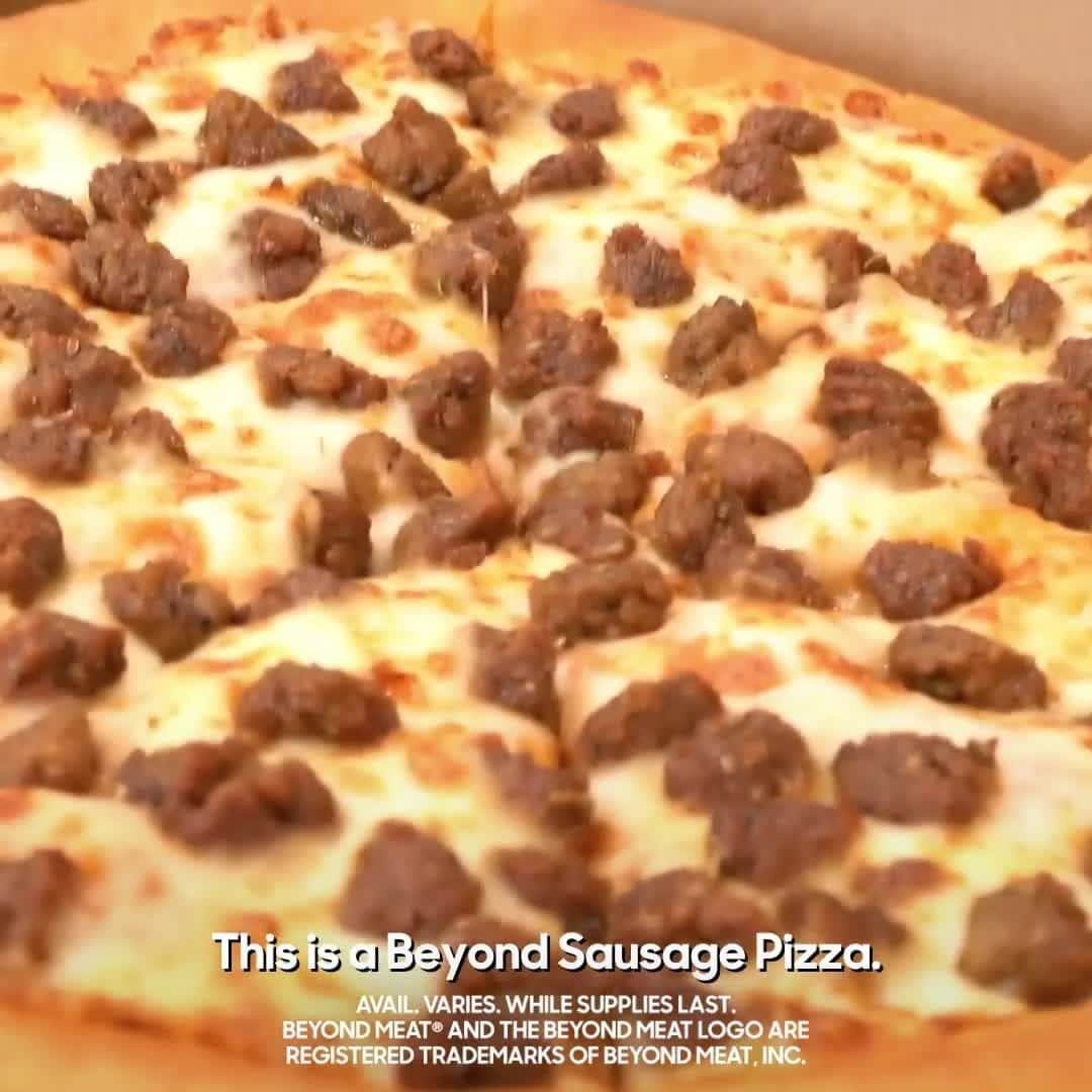 のインスタグラム：「The NEW Beyond Italian Sausage Pizza! @kevinhart4real say it louder for the people in the back. @beyondmeat #beyondambassador」