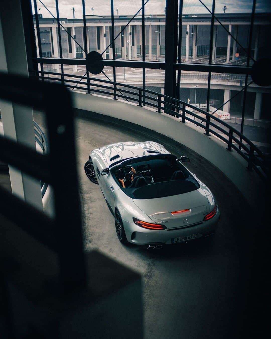 Mercedes AMGさんのインスタグラム写真 - (Mercedes AMGInstagram)「[Kraftstoffverbrauch kombiniert: 13,0 l/100 km  CO₂-Emissionen kombiniert: 298 g/km  amg4.me/efficiency-statement]  Cold concrete or warm sunsets - always an eye pleaser with the Mercedes-AMG GT C Roadster. #AMGRoadTrip with @bettytaube.  📷@christofkreutzer  #MercedesAMG #GTCRoadster #AMG #DrivingPerformance」11月14日 2時00分 - mercedesamg