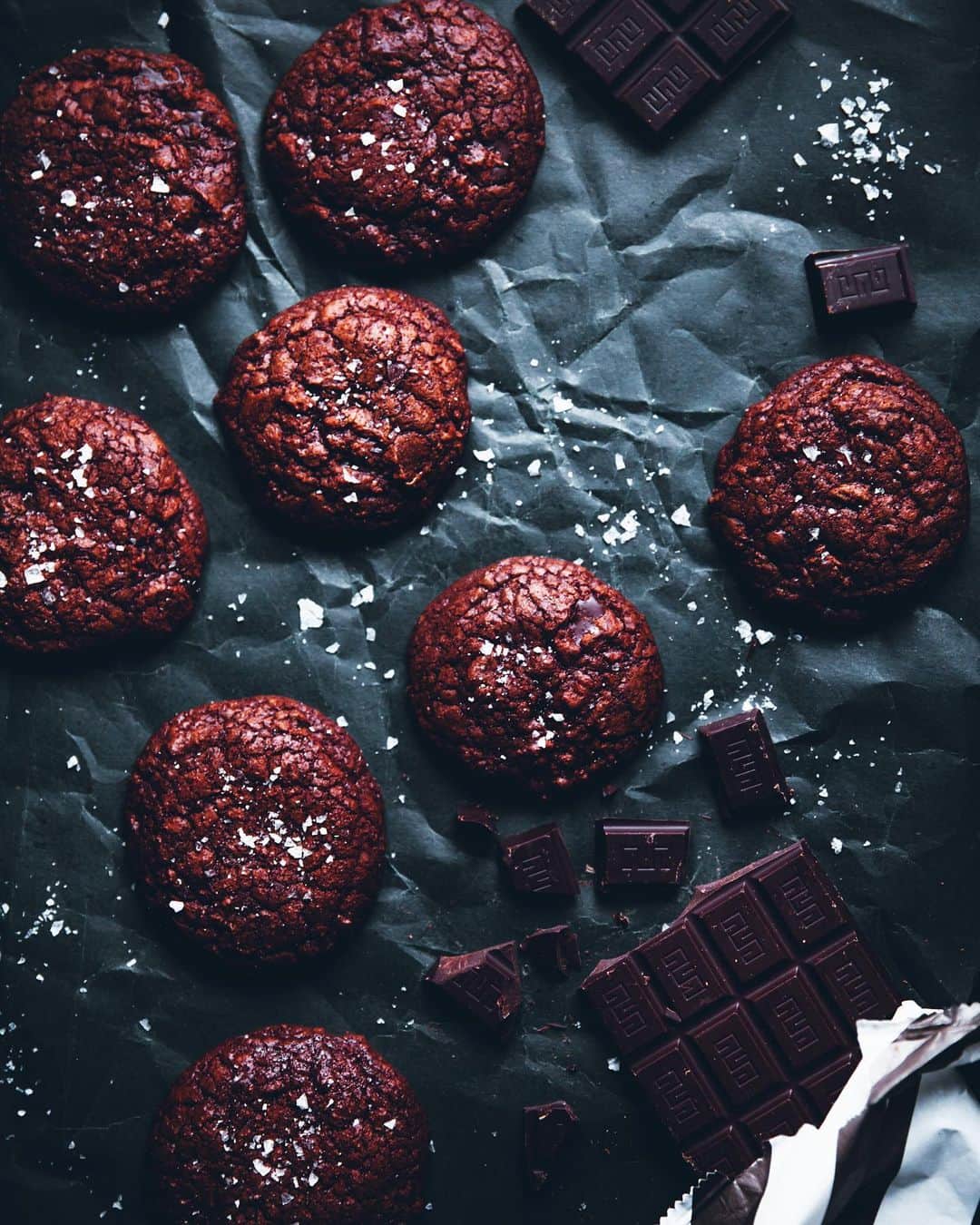 Linda Lomelinoのインスタグラム：「I’m sharing the recipe for these salted chocolate brownie cookies on the blog and youtube today! 🍪🤤 I made them while doing freelance work for @malmochokladfabrik and it reminded me I need more cookies and chocolate on the blog, don’t you think? These are really easy to make and they are SO good! Soft on the inside and chewy around the edges. Recipe is up on callmecupcake.se, links to the recipe and video in my profile!」