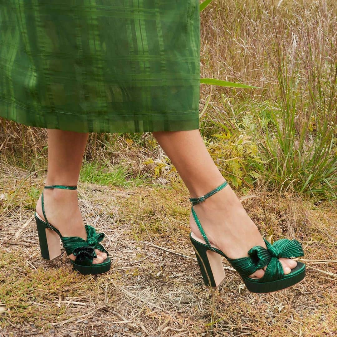 レフラーランドールのインスタグラム：「Our newest "wow" shoe is Natalia, a platform heel topped with our signature pleated knot detail. We love this stunning shoe in emerald green metallic lamé.」