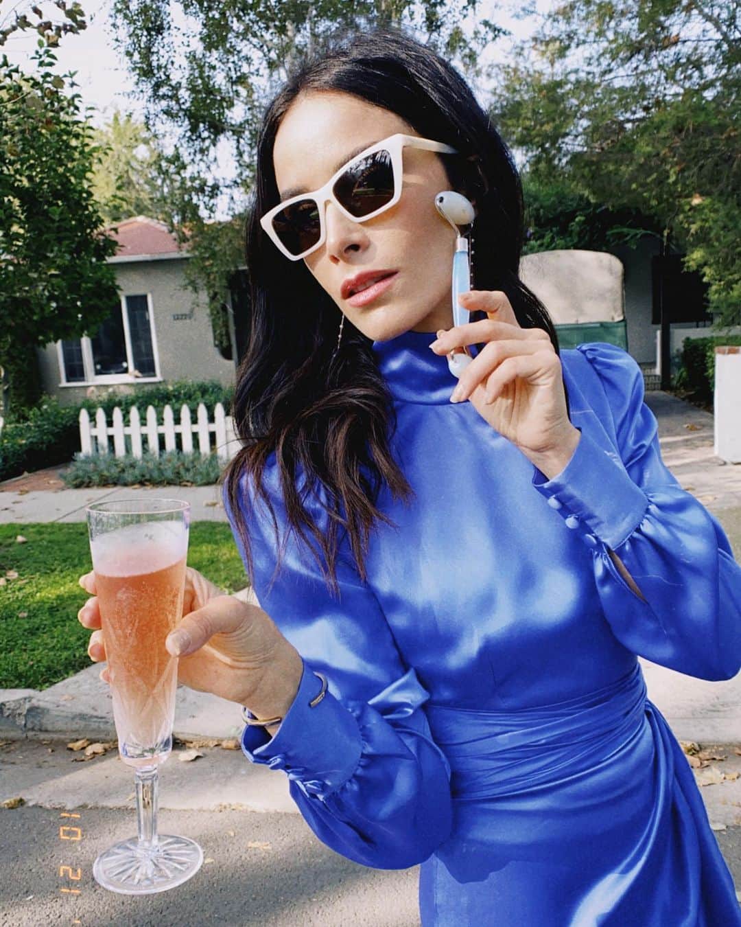 アビゲイル・スペンサーのインスタグラム：「Rolling into Black Friday with the @truebotanicals moon roller. Link in stories for early access. Check out my #reels for more roller-ing. Link in stories. 💙. #truebotanicalspartner」