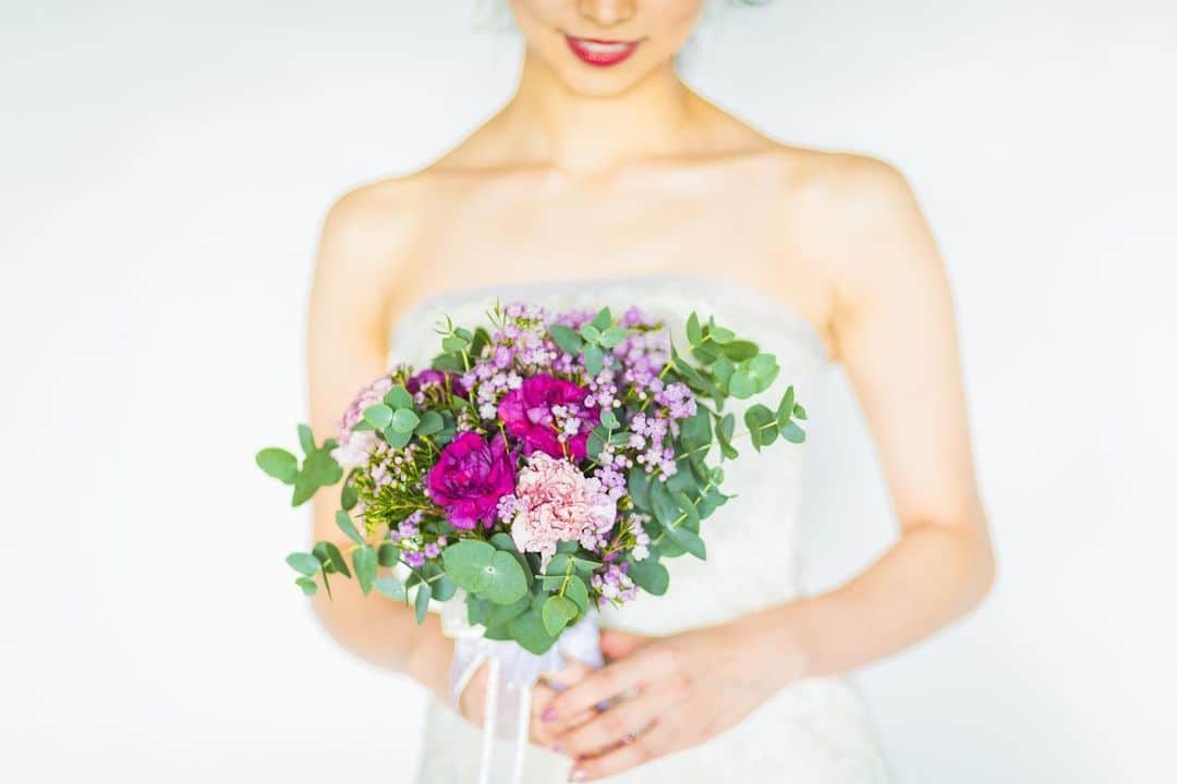 RabichePowのインスタグラム：「#ウェディングブーケ ロケーションフォトで映えるように 鮮やかなピンクの生花で💕 小さめに可愛く作りました❤️ . #リゾートウェディング#沖縄ウェディング#ウェディングドレス#ラビッシュポー#ヘアメイク#出張ヘアメイク#ウェディングニュース#結婚式ヘア#花嫁ヘア」