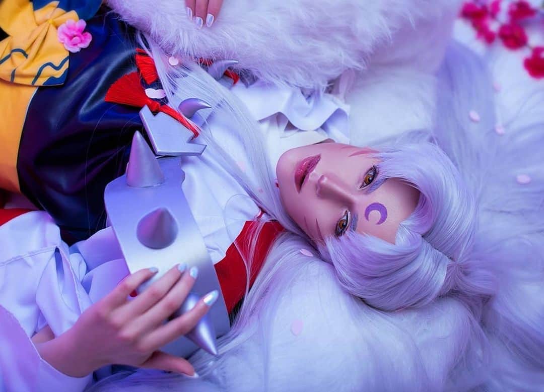 Gesha Petrovichのインスタグラム：「SESSHOMARU TEASER🌸💀 PH @timfr0st  殺生丸 /犬夜叉   Ph @TIMFR0ST ♥️ Wig @geshacos Contacts @assistwig0726 1/3 of this photoshoot avaliable for my "Honey" tier  2/3 of this photoshoot avaliable for my "Fairy"tier Full photoshoot in end of month on P♥️treon link in bio🙏❤️ Order calendar for 2021 in my Merch Store😜🌸 #iniuysha #seshoumaru #anime #cosplay #malecosplay #mensportrait #fyp #malemakeup #gesha」
