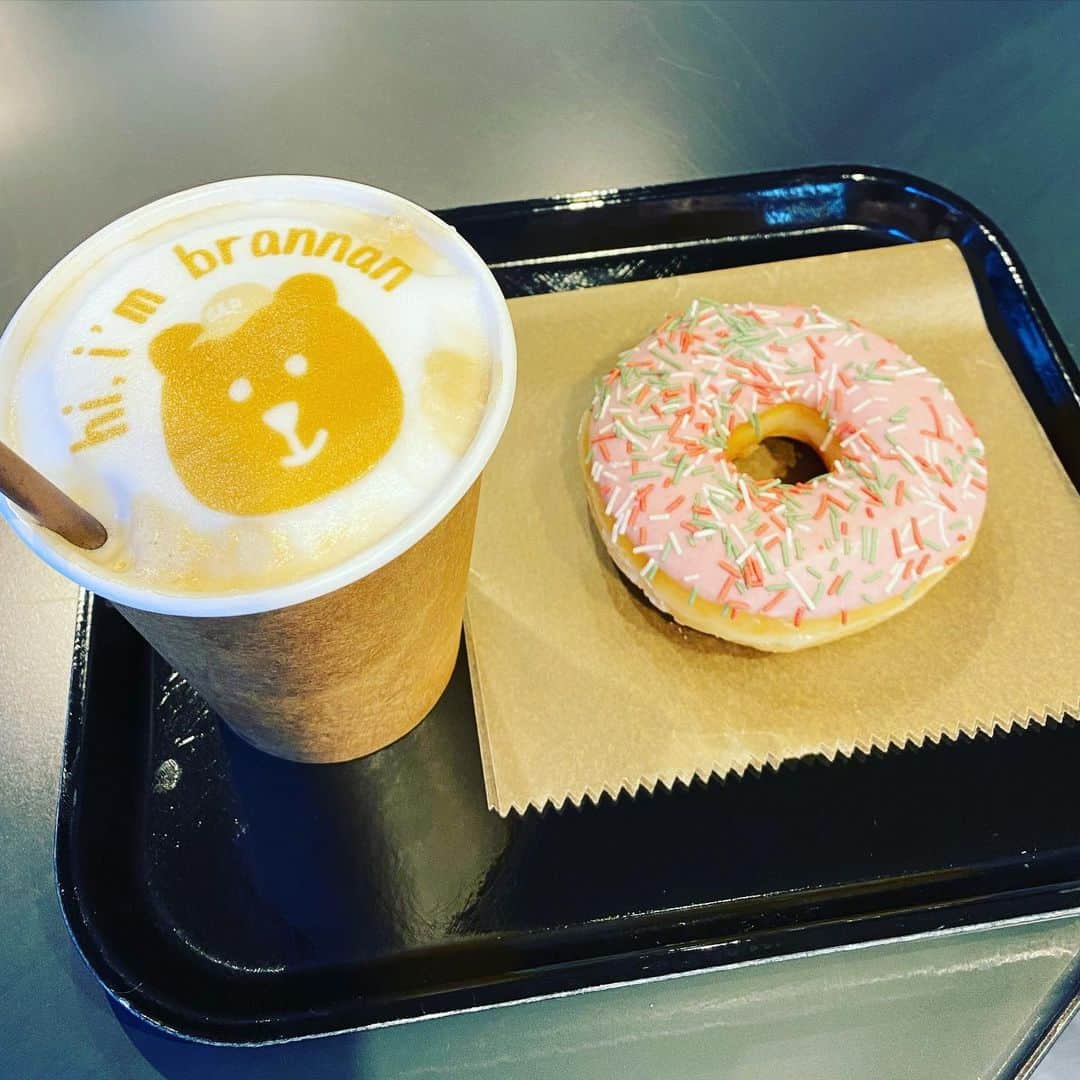 森永理科のインスタグラム：「ひゅーんひゅーんと私は次のステージに進むべく動き始めました。 クリエイティブな成長が私にとっての喜びなのです。 GAPのカフェでドーナツ食べるの好きなんだ。」