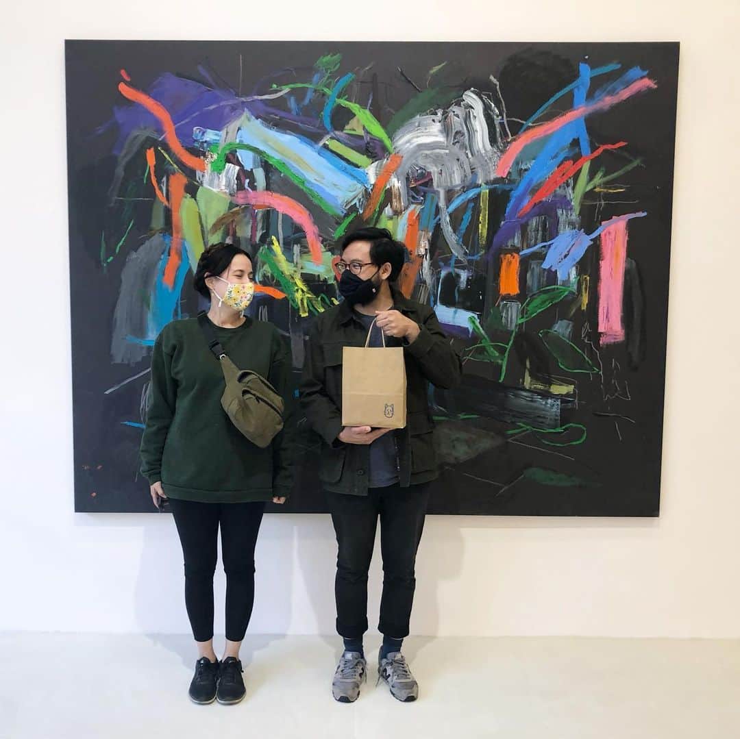 フリーディアのインスタグラム：「When our neighbors are artists we get to go see some art!  By @marchorowitz  “Are we smiling in this photo?” Asks Jonathan @thankyou_coffee  * * お隣屋さんがアーティストでアートえお見にいける時。 「この写真は笑ってる？」と聞かれた時。 #chinatown #chinatownla #losangeles #art #artist #marchorowitz #nogallery #paperpleaseshop #thankyoucoffee #friediamn #friedia」