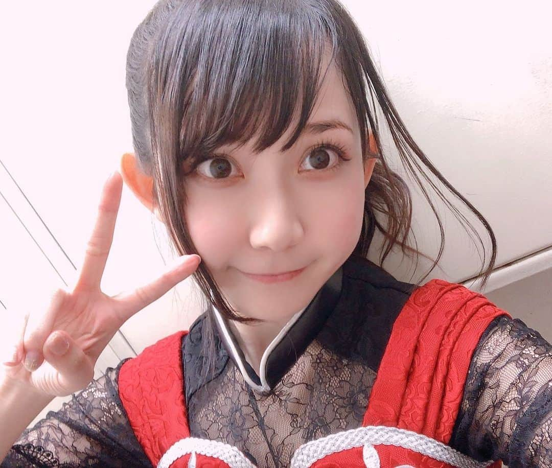 秋田知里さんのインスタグラム写真 - (秋田知里Instagram)「9周年アニバーサリーライブありがとうございました〜💚❤️💙！！！めちゃくちゃ楽しかった！！！久々の観客有りのライブ、新しいルールの中でそれをしっかり守りながらみんなが楽しんでくれてる姿が心強すぎて、みんなとならこの先もGIRLSはやっていけると思いました！！！次は2020年4月20日の10周年！EXシアター六本木です！！！よろしくです💚❤️💙 . 以下セトリ！ . 1.RRR 10位 2.Mission Complete 9位 3.Next Stage 8位 4.Missing piece 7位 5.scarlet savage 6位 -MC- 6. Girls be Ambitious  7.デイズ！(ひー)  8.Rollercoaster Days(ちー) 9.帰り道(ジェナ) 10今でも 11.ずっとずっと -MC- 12.時の華 5位 13.Reason for 4位 14.YO-SO-LO 3位 15.メサイア 2位 16.Time of Victory 1位 -MC- 17.Endless Journey  18.Journey through the Decade 19.Next New World 20.E-X-A 21.咲いて　 -EC- 22.我ら思う故に我らあり 23.Girls Anthem」11月14日 2時13分 - akitachisato_official