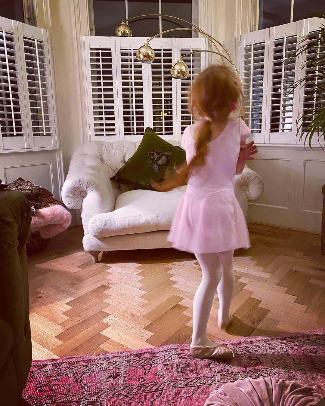 ファーン・コットンのインスタグラム：「Ballet on zoom. Ballet 2020 style. #Honey」