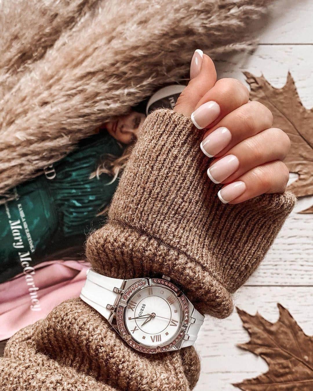 ゲスのインスタグラム：「a new meaning to cuffing season 🤎 #GUESSWatches (📸: @sandra_opara)」